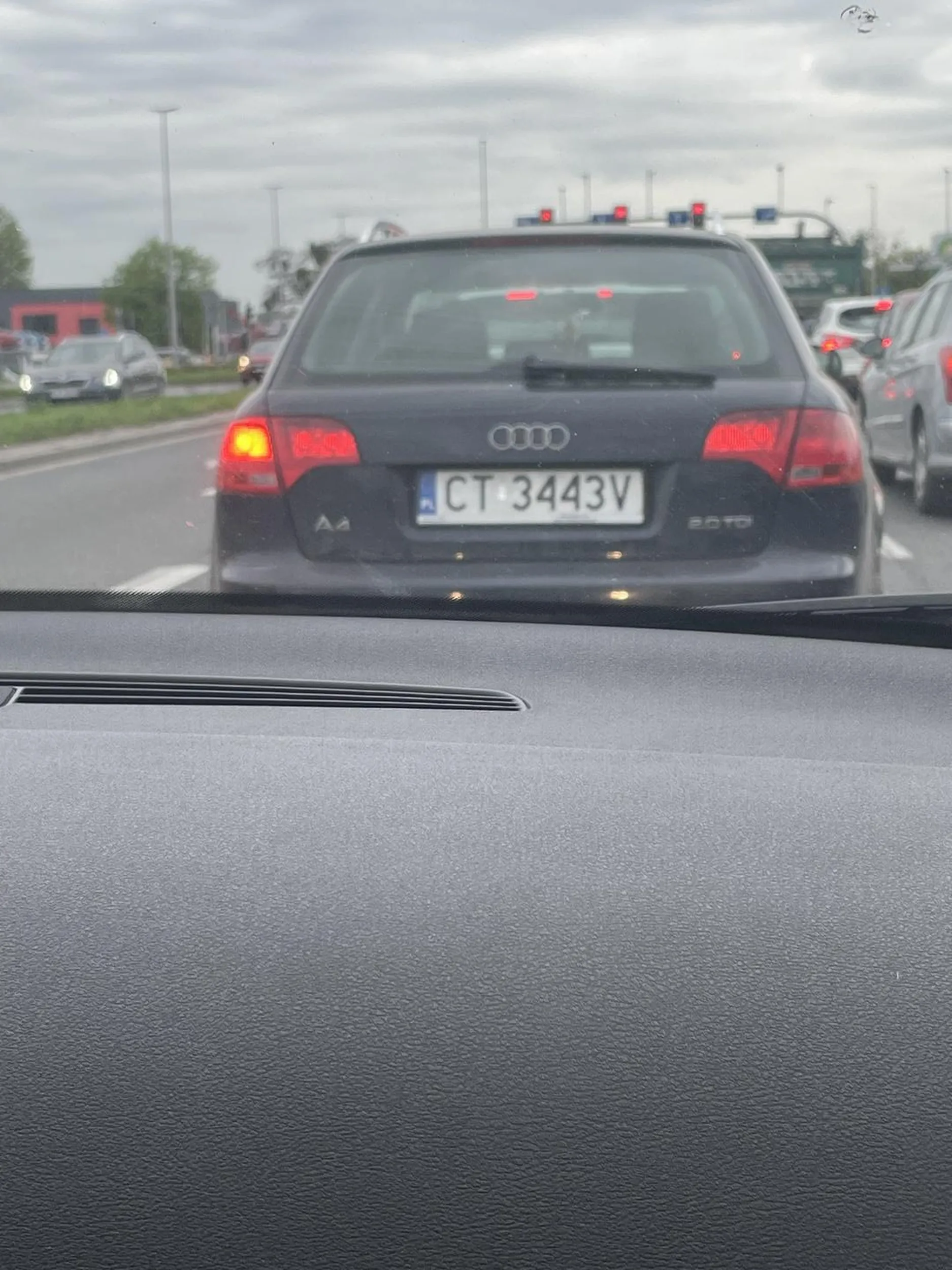 Wyprzedza na lini ciągłej i na torach  tramwajowych