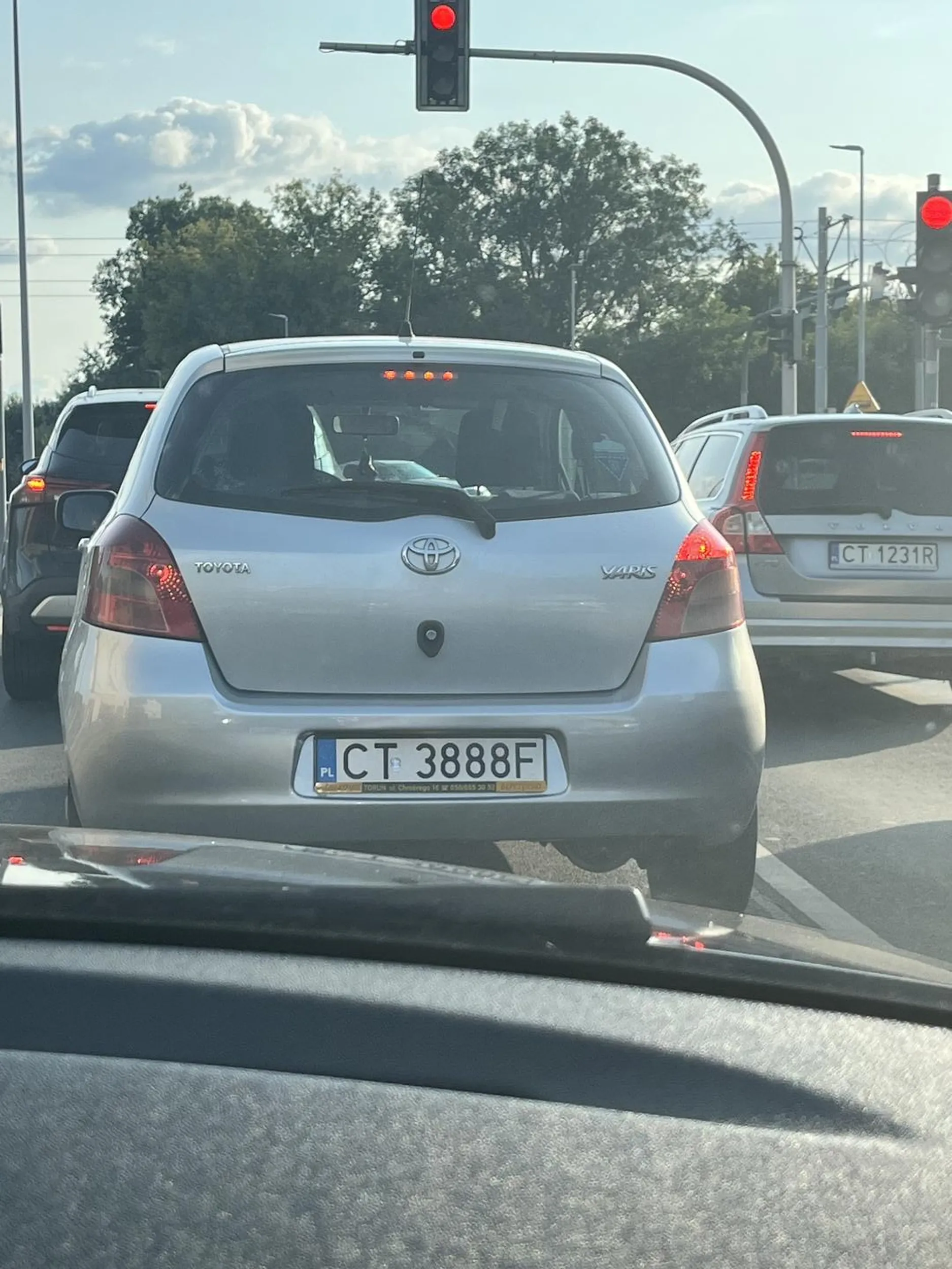 Dziad wpierdala się na drugi pas , przed maskę bez  kierunku