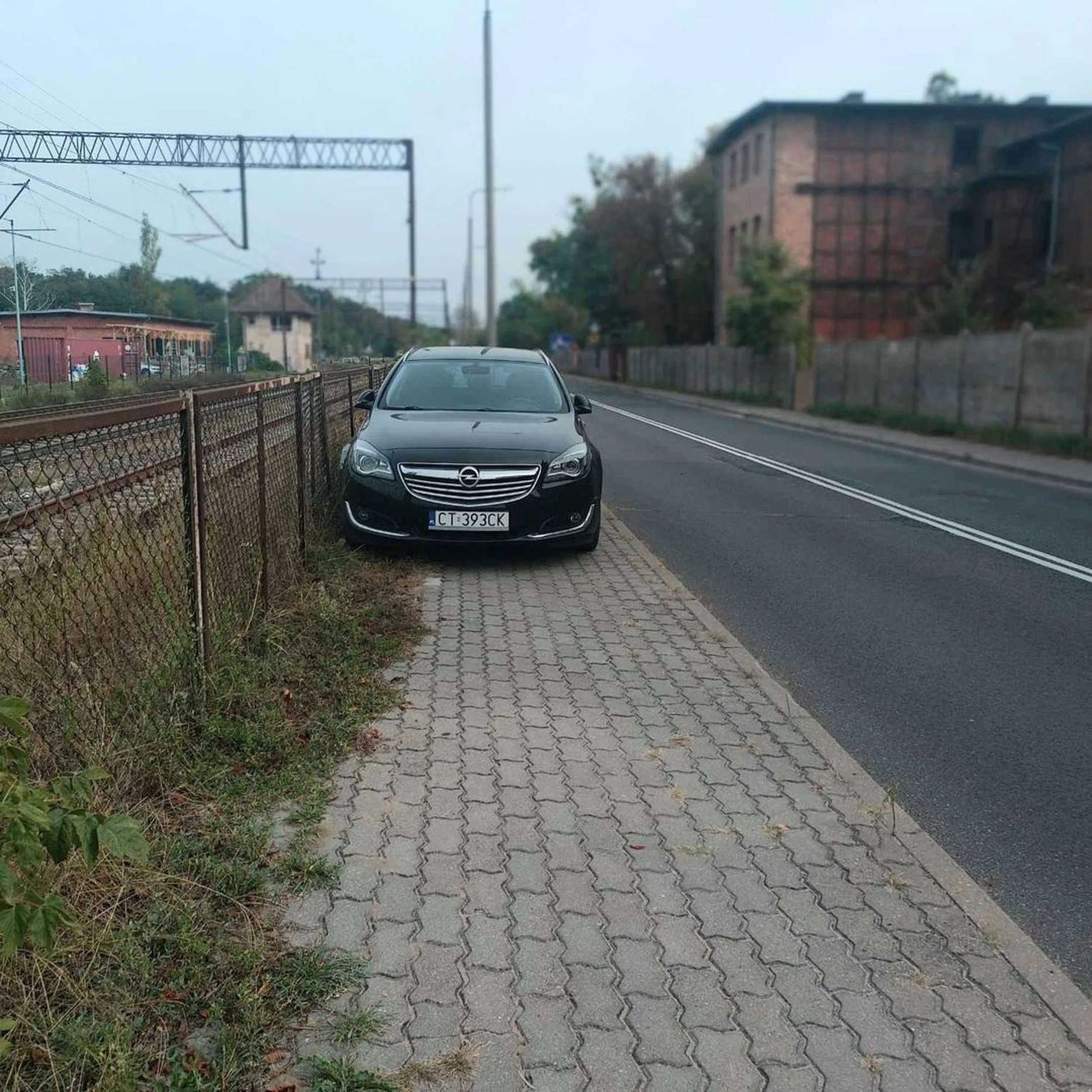 Komu to przeszkadza, da się przejść, nikt tędy nie chodzi, nikt tędy nie jeździ, można wejść na jezdnię i ominąć albo przejść na drugą stronę, tam też jest chodnik, najwyżej znowu ktoś zginie, wtedy coś się wymyśli.