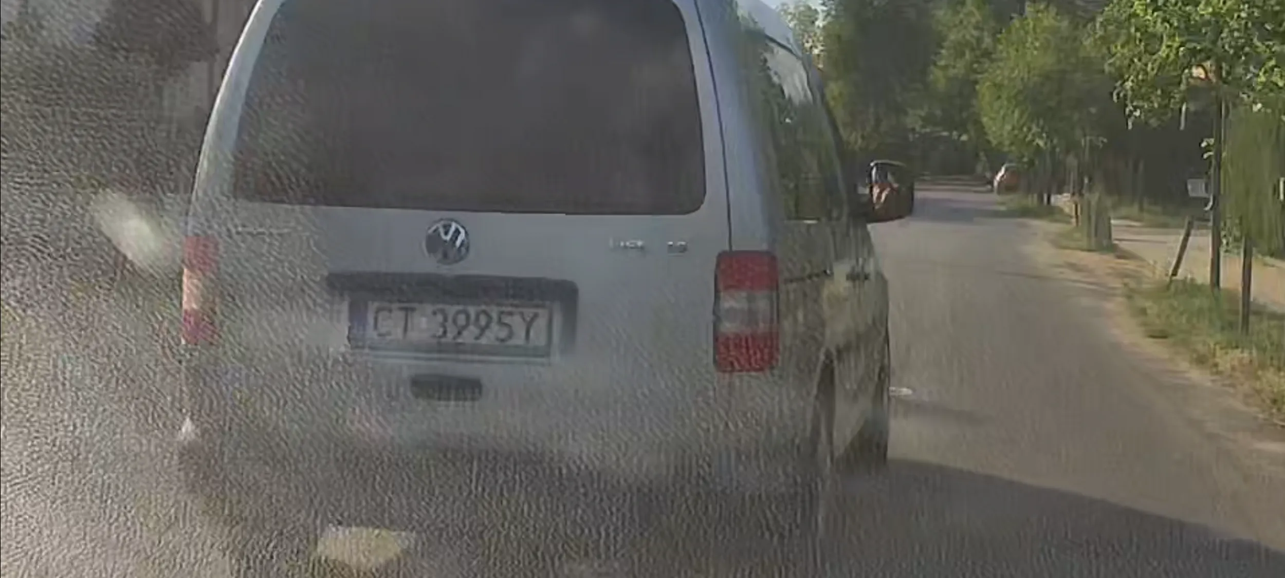 Wyprzedanie w strefie zamieszkania? Bezpośrednio przed skrzyżowaniem? I na progu zwalniającym? Dla kierowcy tego wyczynowego caddy to codzienność.