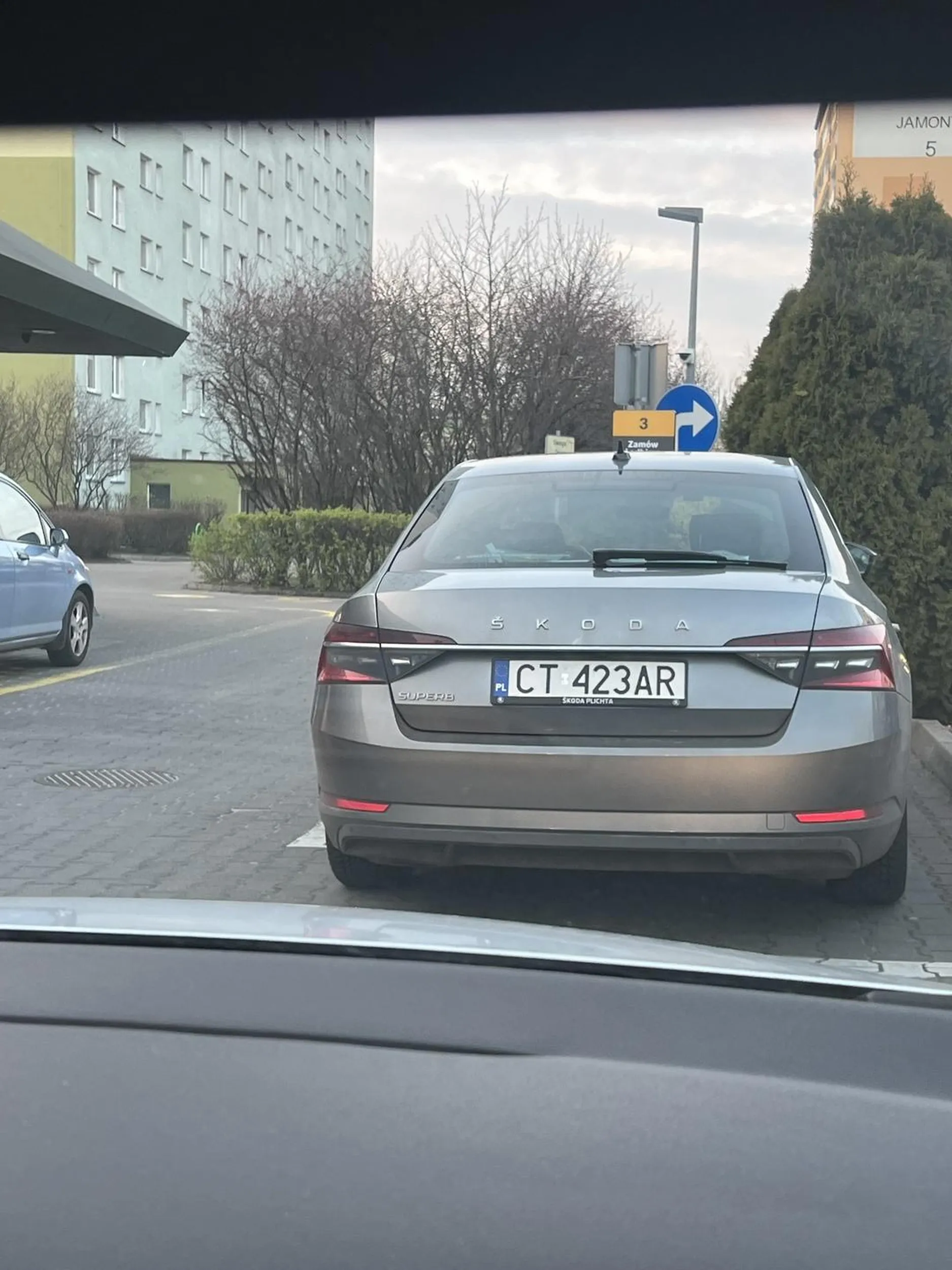 Zaparkował samochód na miejscu odbioru jedzenia w MCDonald. Ćwierćmózg!