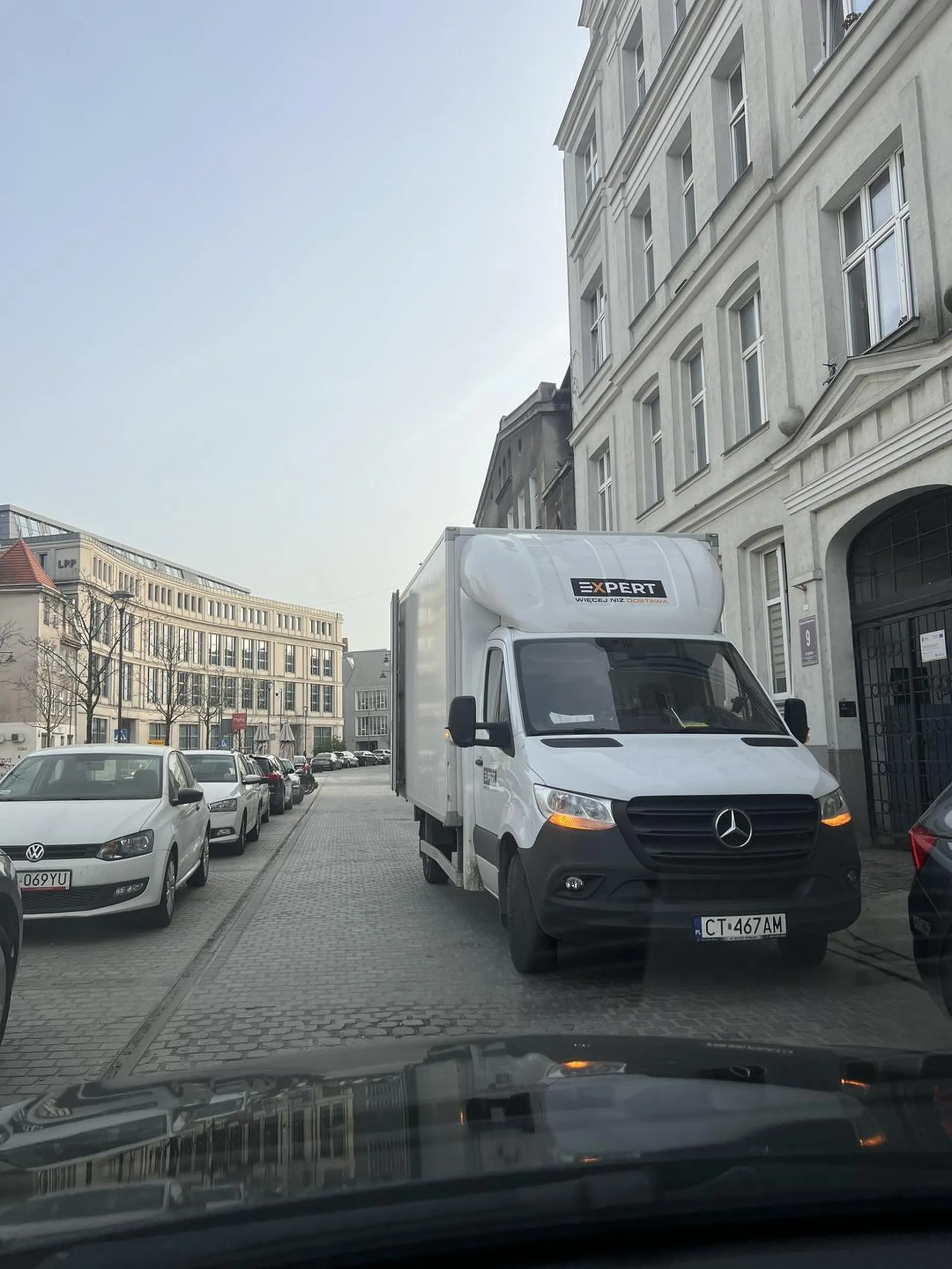 Pracownicy firmy transportowej, nie potrafią zaparkować prawidłowo auta, blokując cały przejazd. Po zwróceniu uwagi, aby parkować w sposób prawidłowy, zachowują się bardzo niekulturalnie.