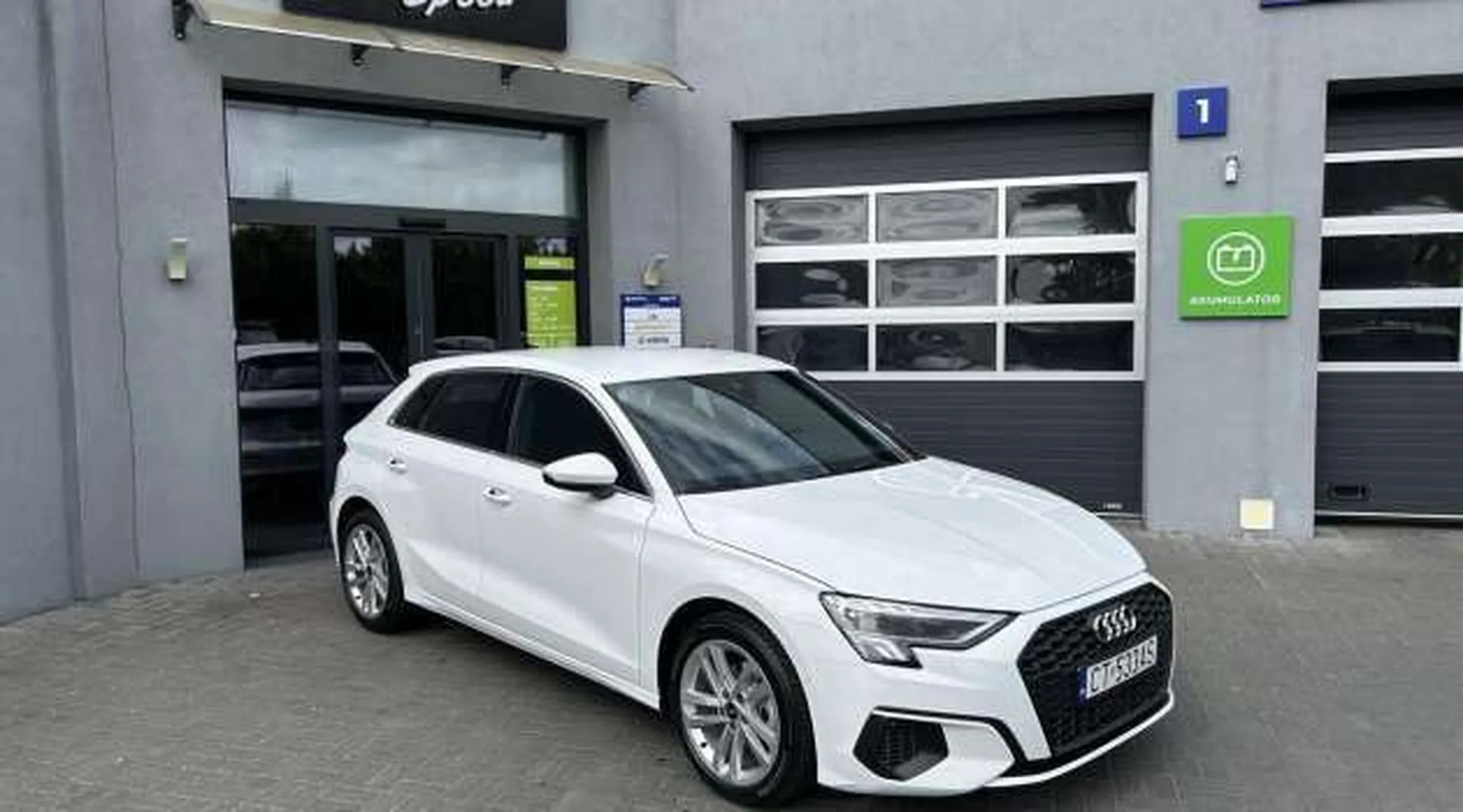 Leci 120km/h po mieście a auto wypożyczone macie jego zdjęcie