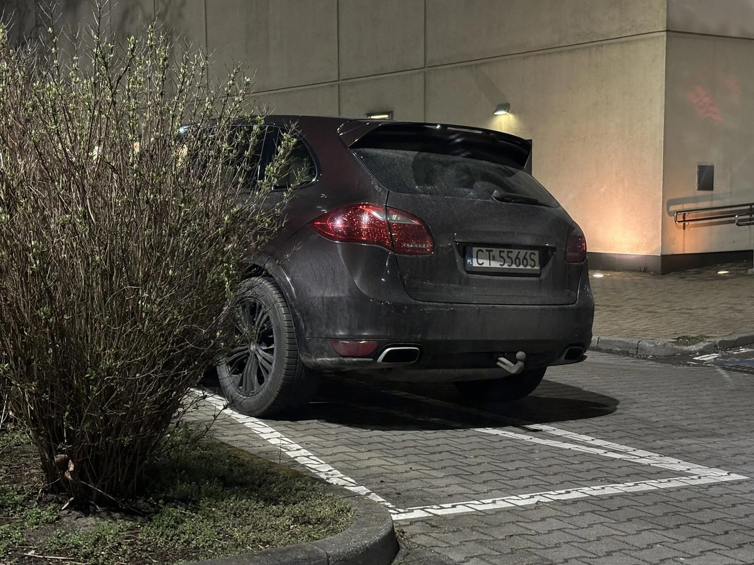 Stanął na kopercie i poszedł na seans. Wokół pełno wolnych miejsc. Co trzeba mieć w głowie by celowo utrudniać manewrowanie po parkingu kina? Wyobraźni zero.