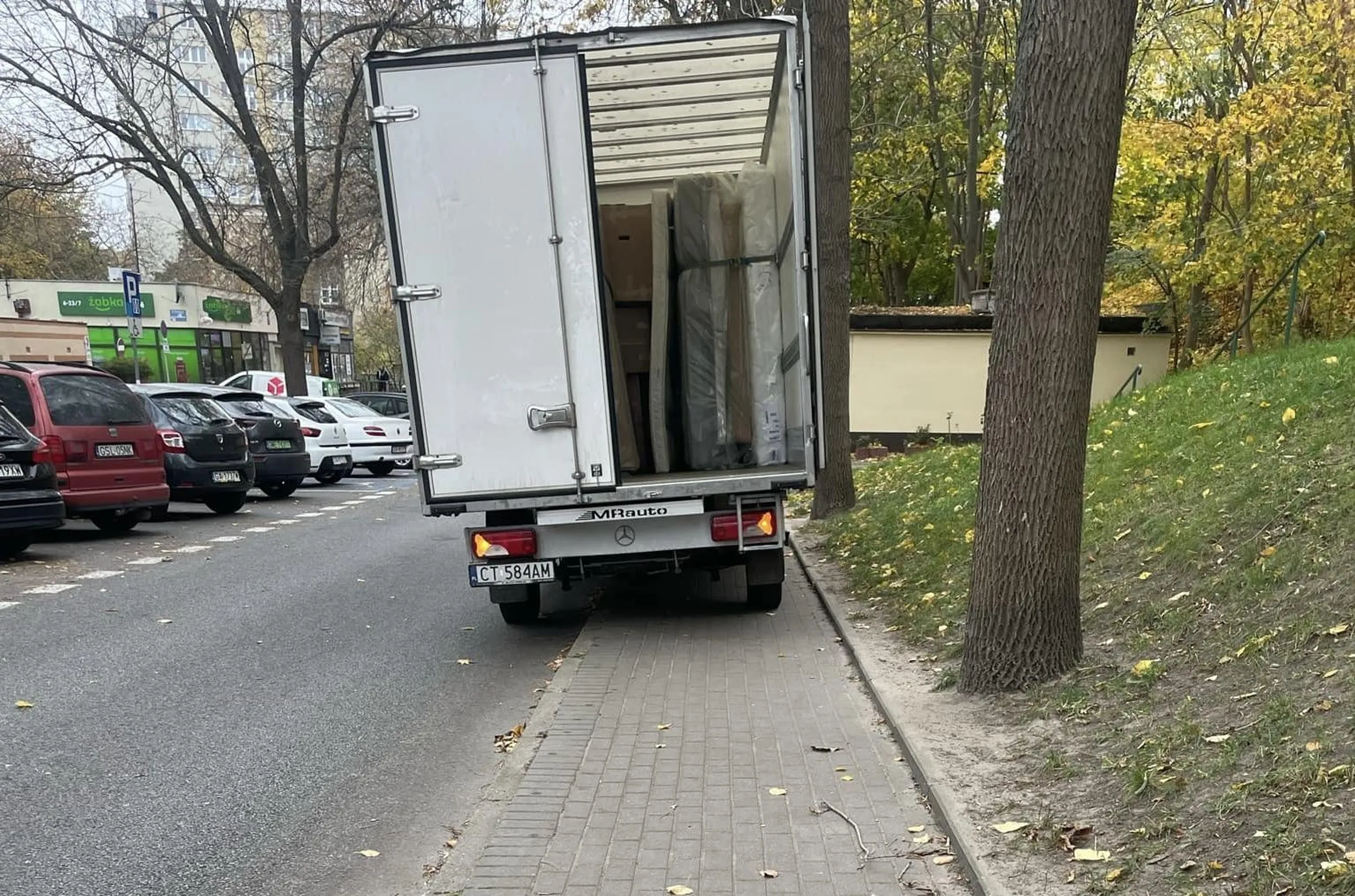 przecież tylko na chwilę, przecież ważę mniej niż 2t, przecież nie zająłem całego chodnika, przecież można po błocie lub ulicy. No w czym problem?