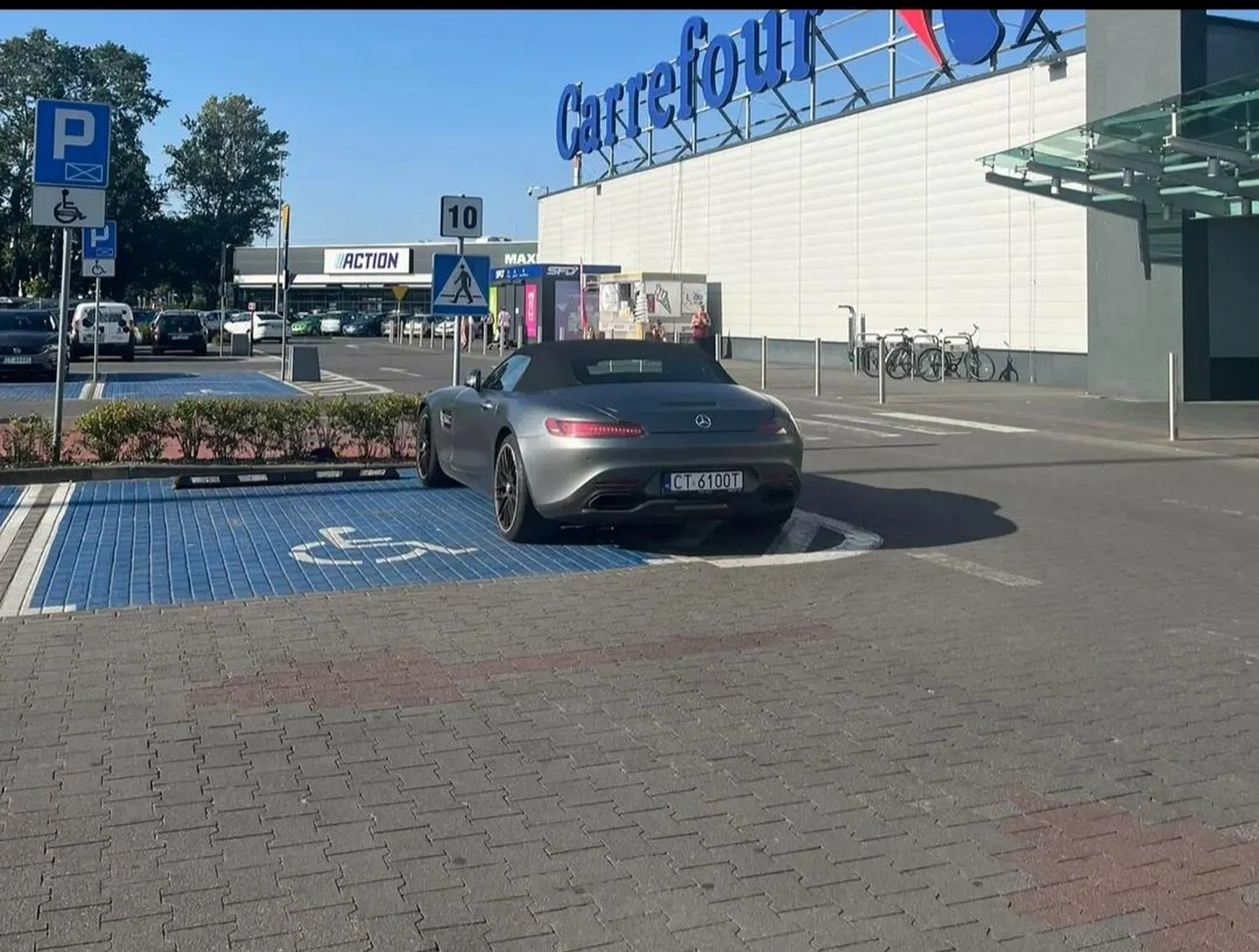 On chyba identyfikuje sie jak niepełnosprawny. Gdybym byl z Torunia to bym go zgłosił na policję. Trzeba tępić takich cwaniaczków.