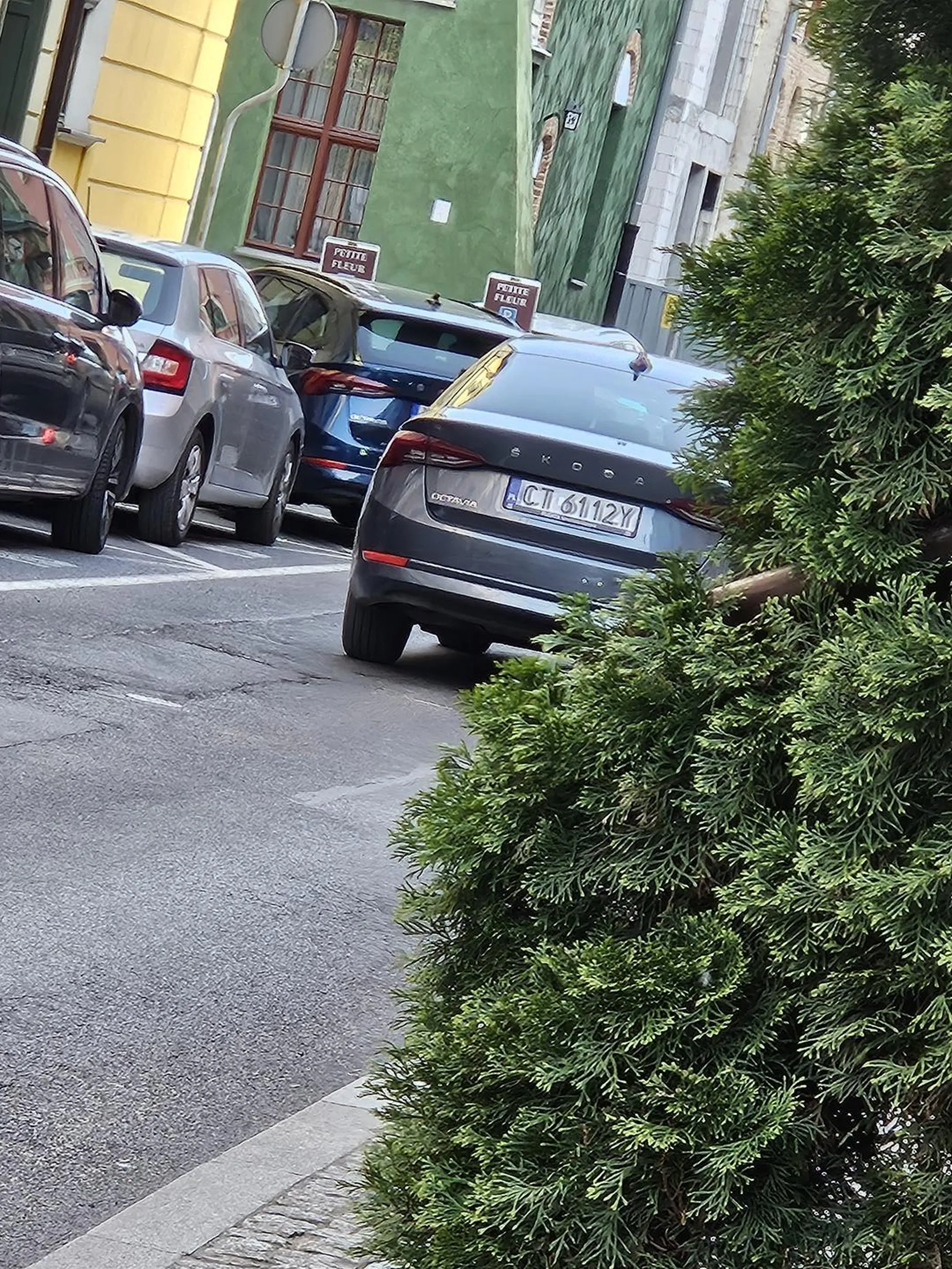 nie przepuścił na pasach, jeszcze środkowy palec pokazuje idi..a