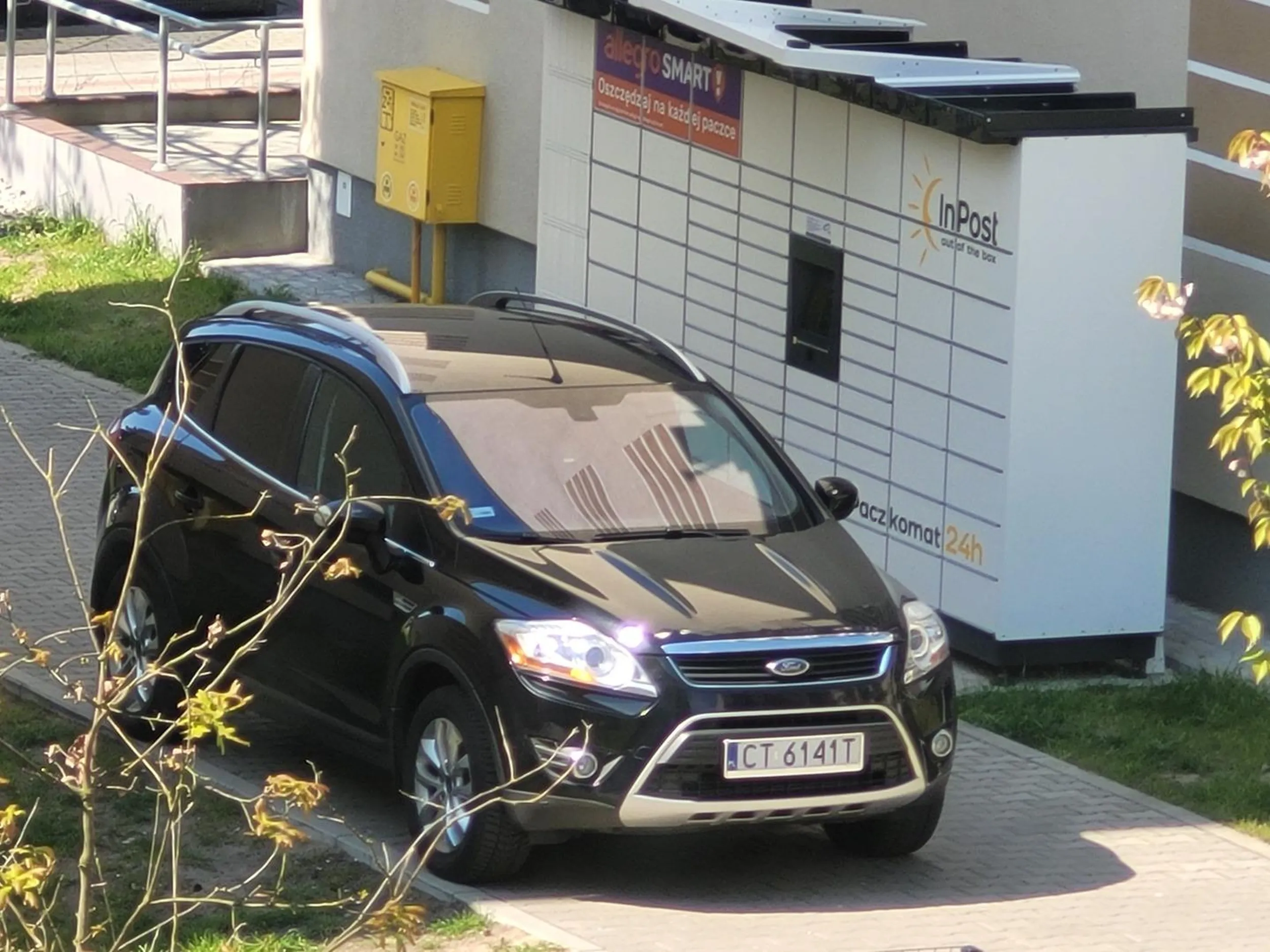 Stanie na uj wie ile, blokuje drogę, służby czy ktoś z wózkiem nie przejedzie a obok mnóstwo parkingu no ale leń obstany woli blokować