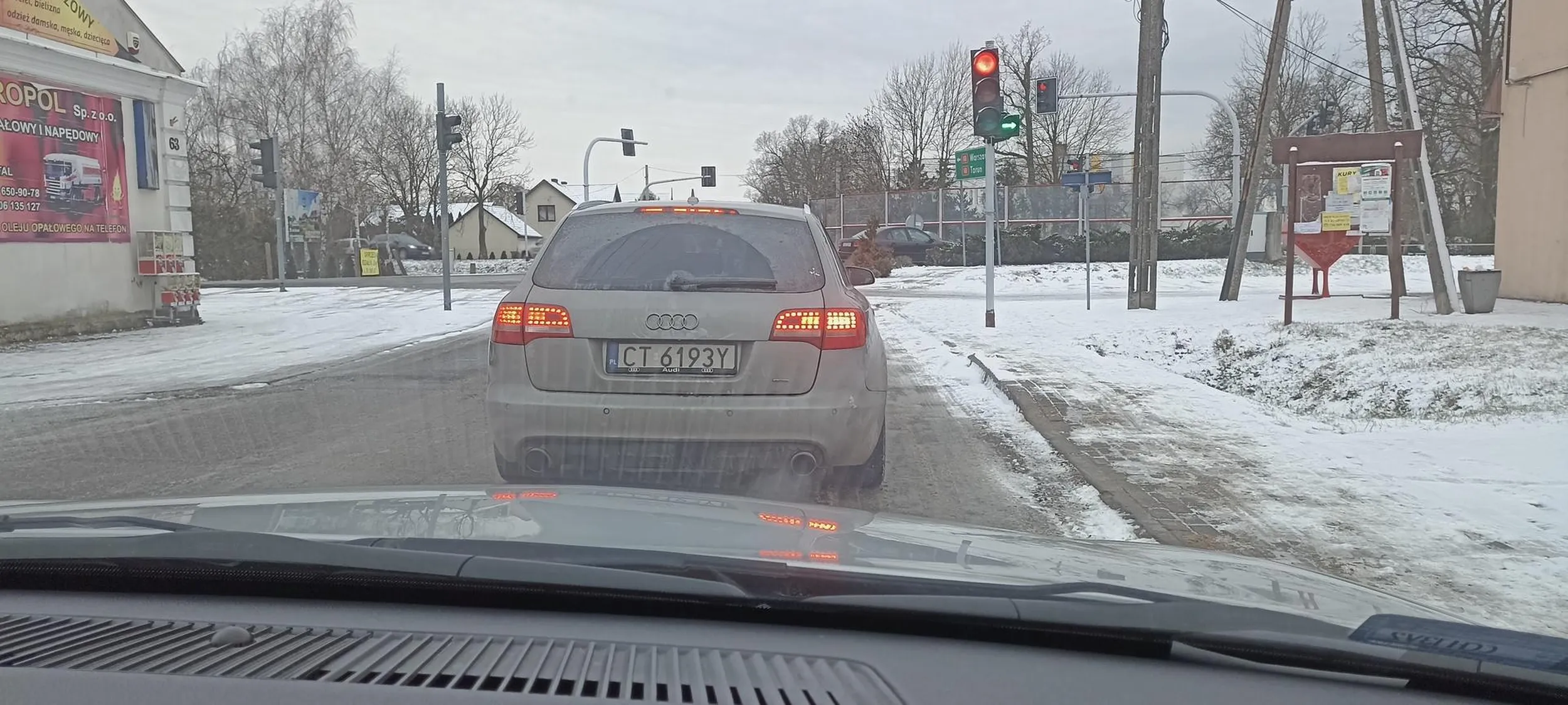 Nie pozdrawiam pani siedzącej za kierowcą, która zaraz po wyjściu z kościoła w Dobrzejewicach musiała zapalić papierosa i wyrzucić niedopałek przez okno. Jak można być taką prostaczką? Przecież masz popielniczkę w samochodzie...