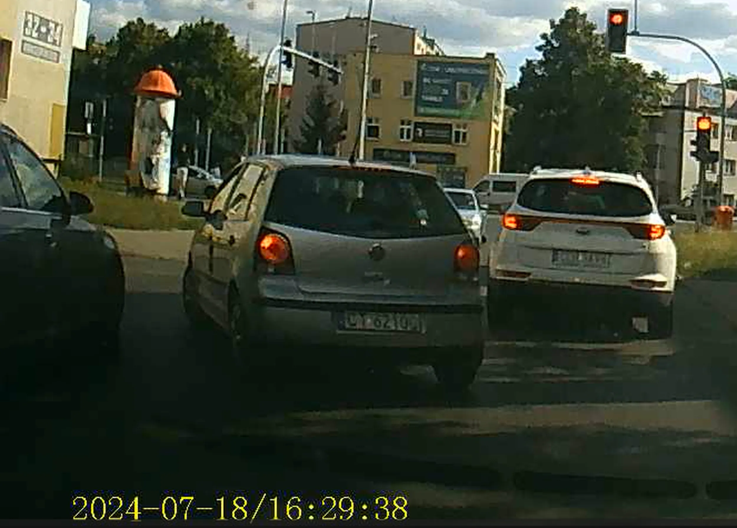 Starszy człowiek stwarzający zagrożenie na drodze. Jeździ środkiem drogi, a nawet pod prąd, nie patrzy w lusterka, nie rozgląda się. Jazda jak pod wpływem. Wykonuje manewr niespodziewanie, gdy jedzie auto z naprzeciwka. Kierowca jadący za nim też nie lepszy, wyminął jakieś 5 aut jadąc pod prąd, żeby skręcić w lewo, zamiast poczekać, aż będzie na wysokości uliczki, w którą chce skręcić.