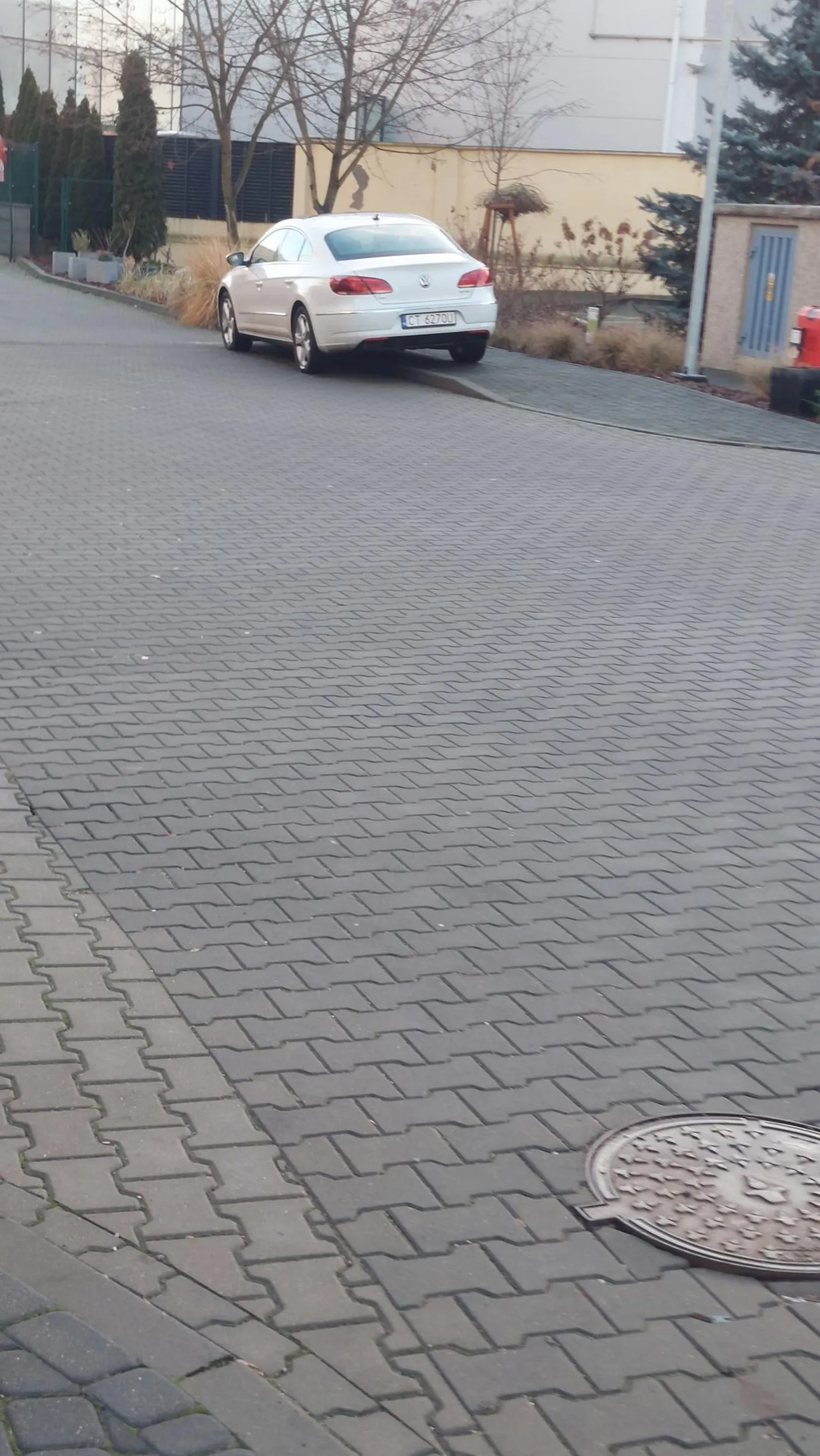 Na samochód pieniądze były ale na prawo jazdy już nie. Samochód stoi przed zakrętem, przy skrzyżowaniu, do tego w strefie zamieszkania. Brak wyobraźni...