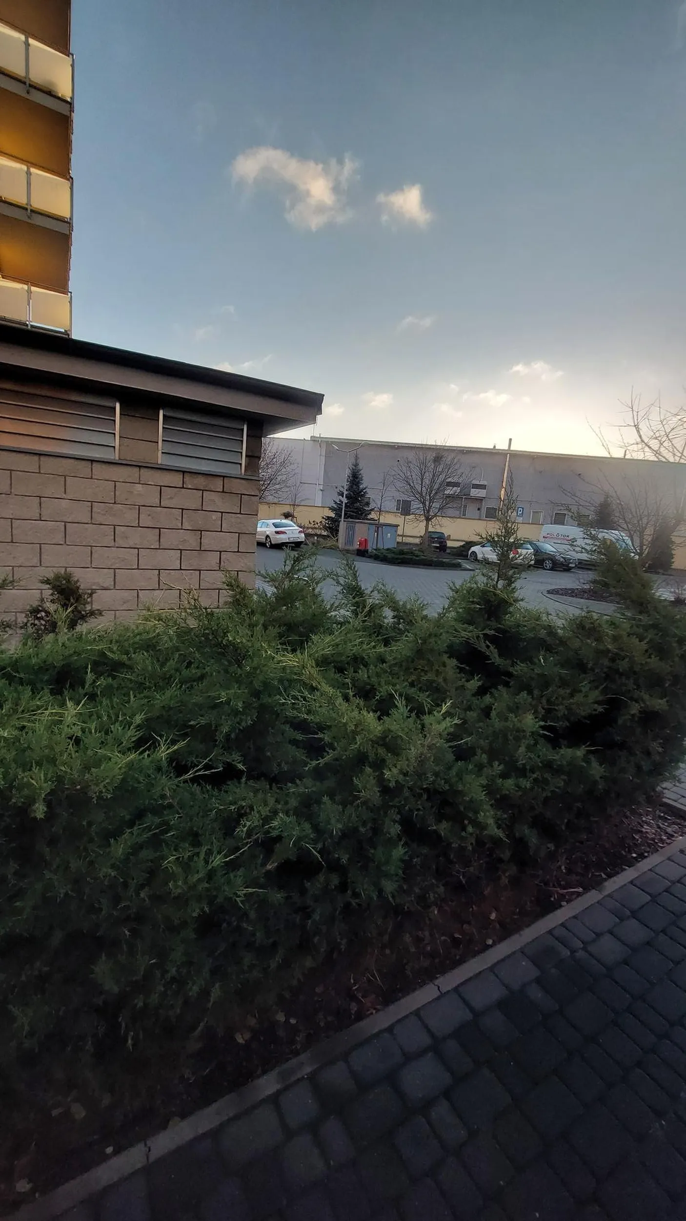 Na samochód pieniądze były ale na prawo jazdy już nie. Samochód stoi przed zakrętem, przy skrzyżowaniu, do tego w strefie zamieszkania. Brak wyobraźni...