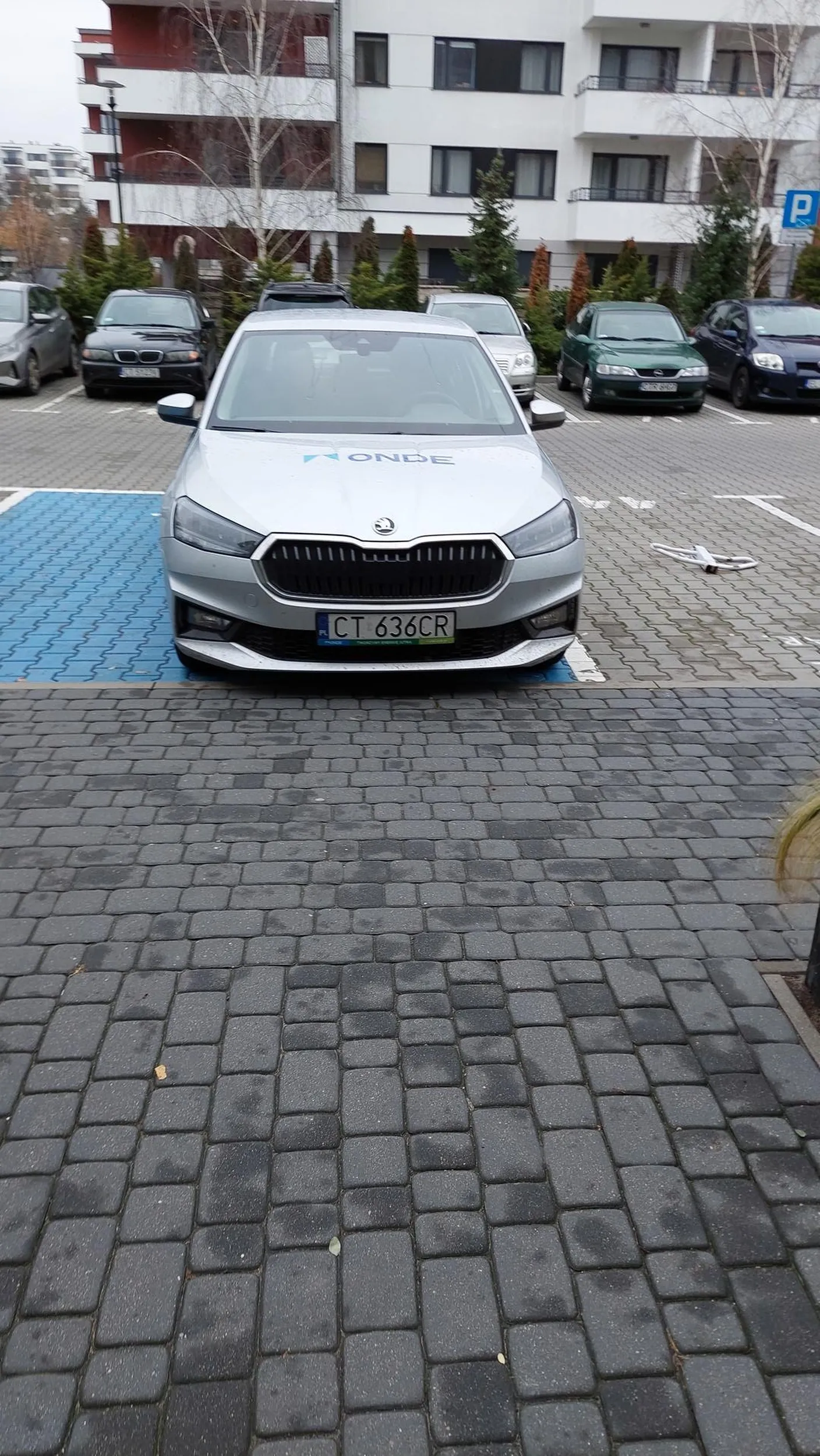 Nic tylko pogratulować firmie ONDE, że daje prowadzić swoje firmowe samochody ludziom bez prawa jazdy! I to jeszcze "niepełnosprawnym"!