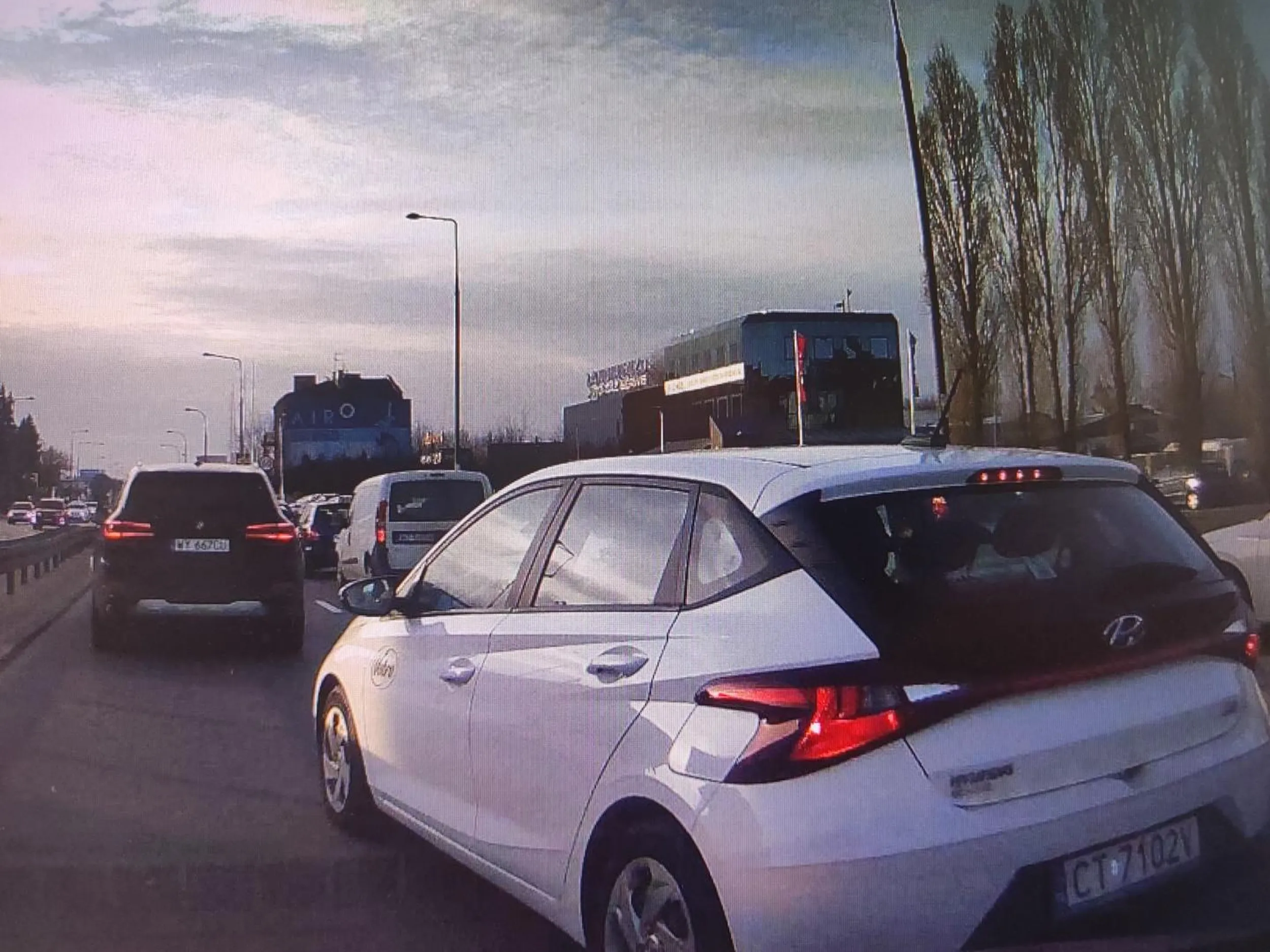 Jak nie umiesz zmieniać pasów i przerastać się tak duże miasto to nie pchaj się z tego Torunia do Warszawy, za to obejrzysz się na stop chamie.