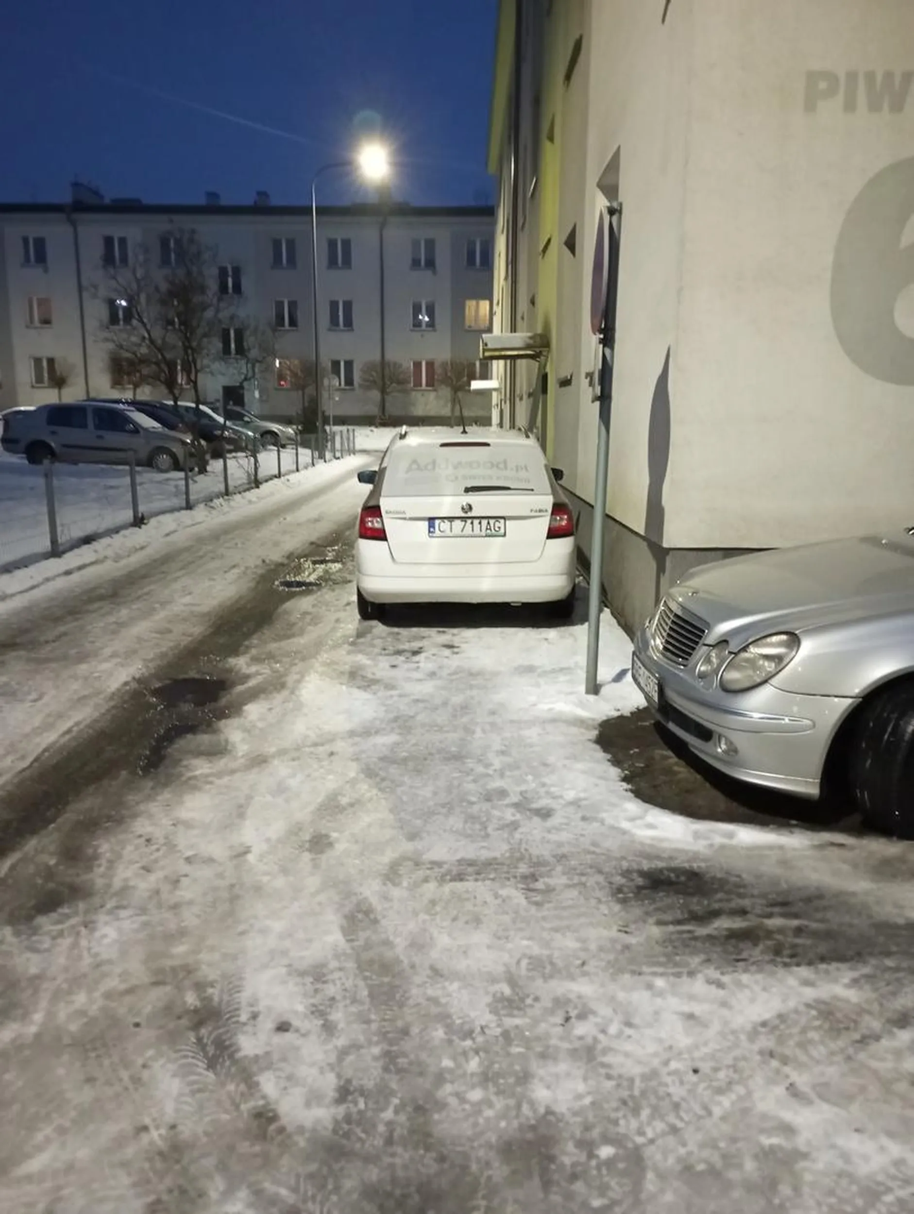 Parkowanie na chodniku, gdy ulice osiedlowe śliskie, więc dla osób starszych czy z dziećmi to duży problem. Ale przecież samochód firmowy firmy AdWood to można parkować jak się chce, według jaśnie pana