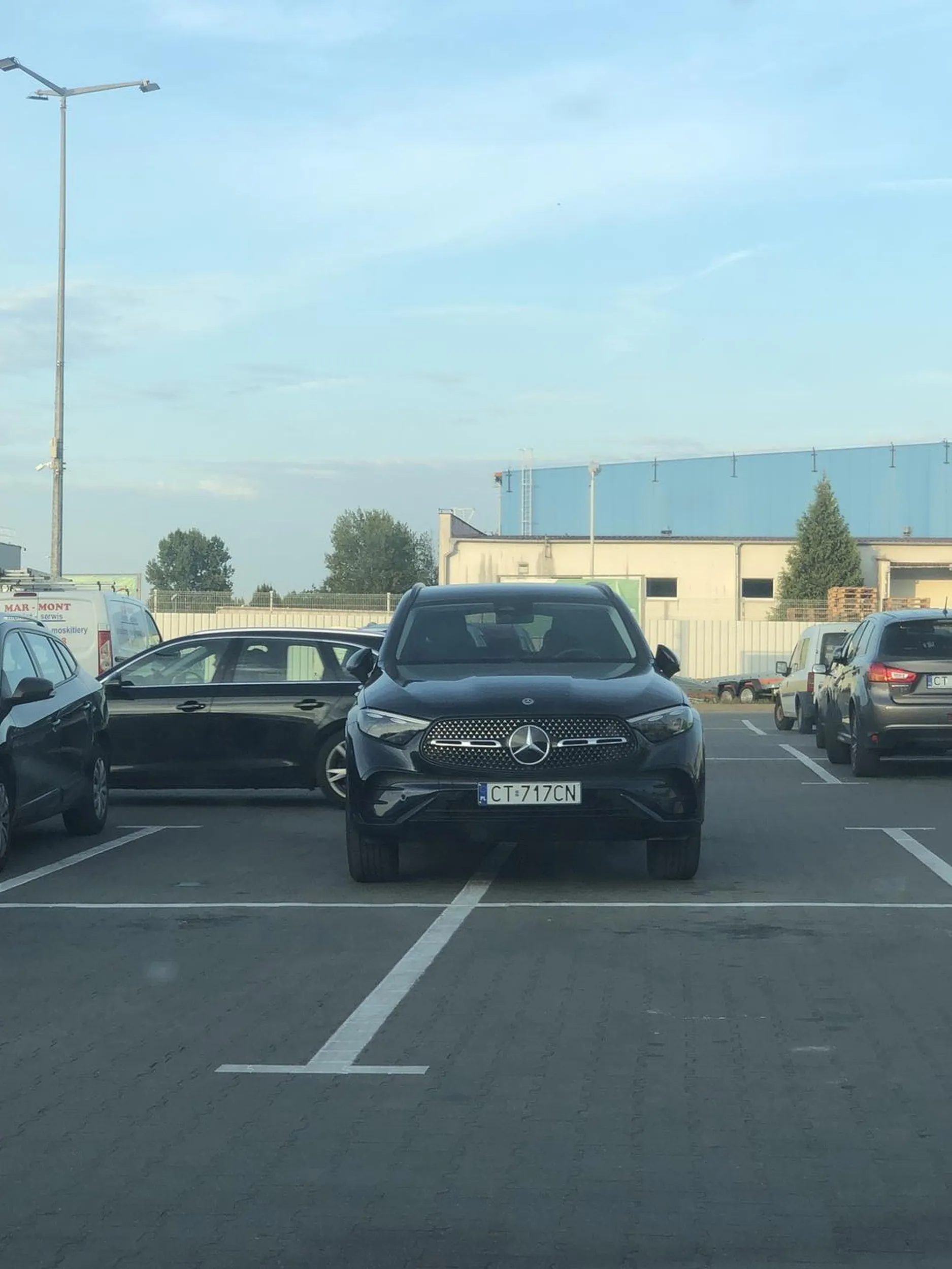 Niestety, pieniądze umiejętności nie dają. Kierowca tego samochodu jest dobrym przykładem.