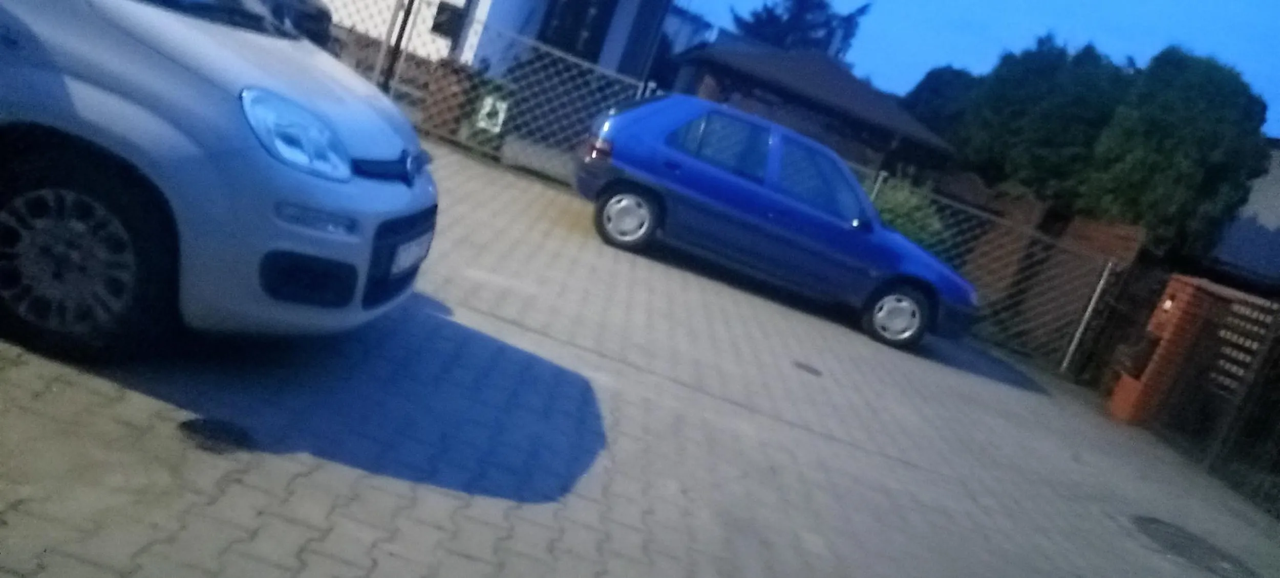 Parkuje na środku ulicy tak że nie da się wjechać pod swój płot. Nie powinna mieć w ogóle prawa jazdy