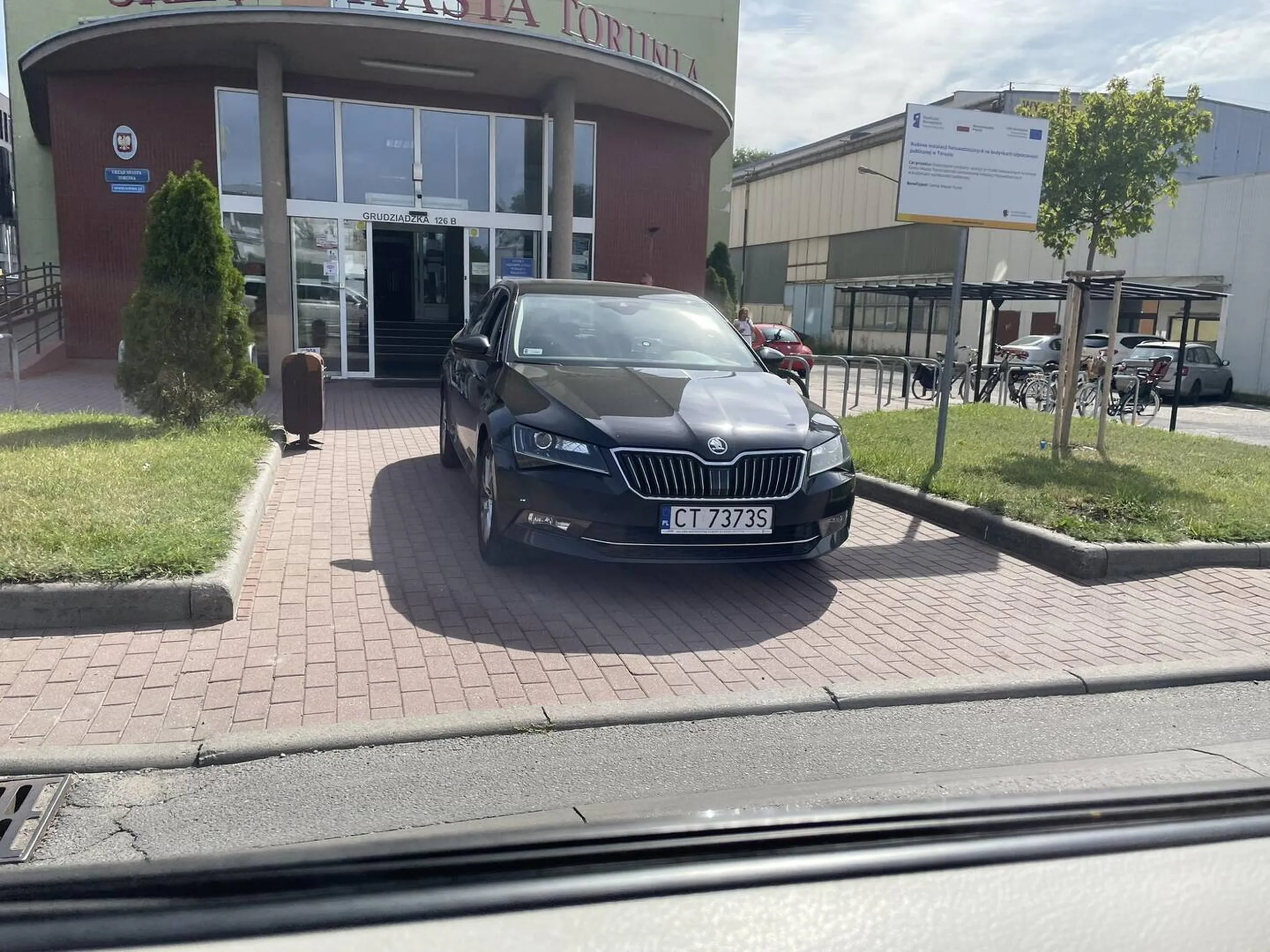 Parkuje jak święta krowa.