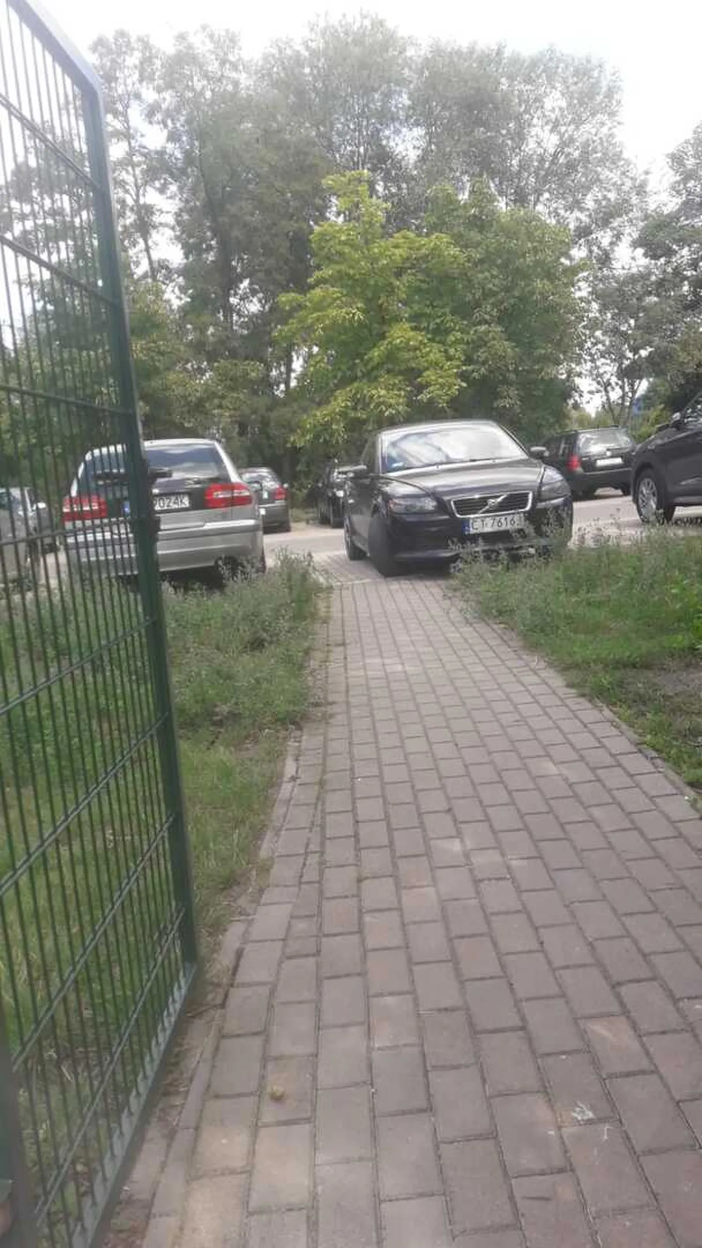 Żona z wózkiem nie mogła normalnie przejść przez to ze jakaś pani wygrała prawo jazdy w chipsach