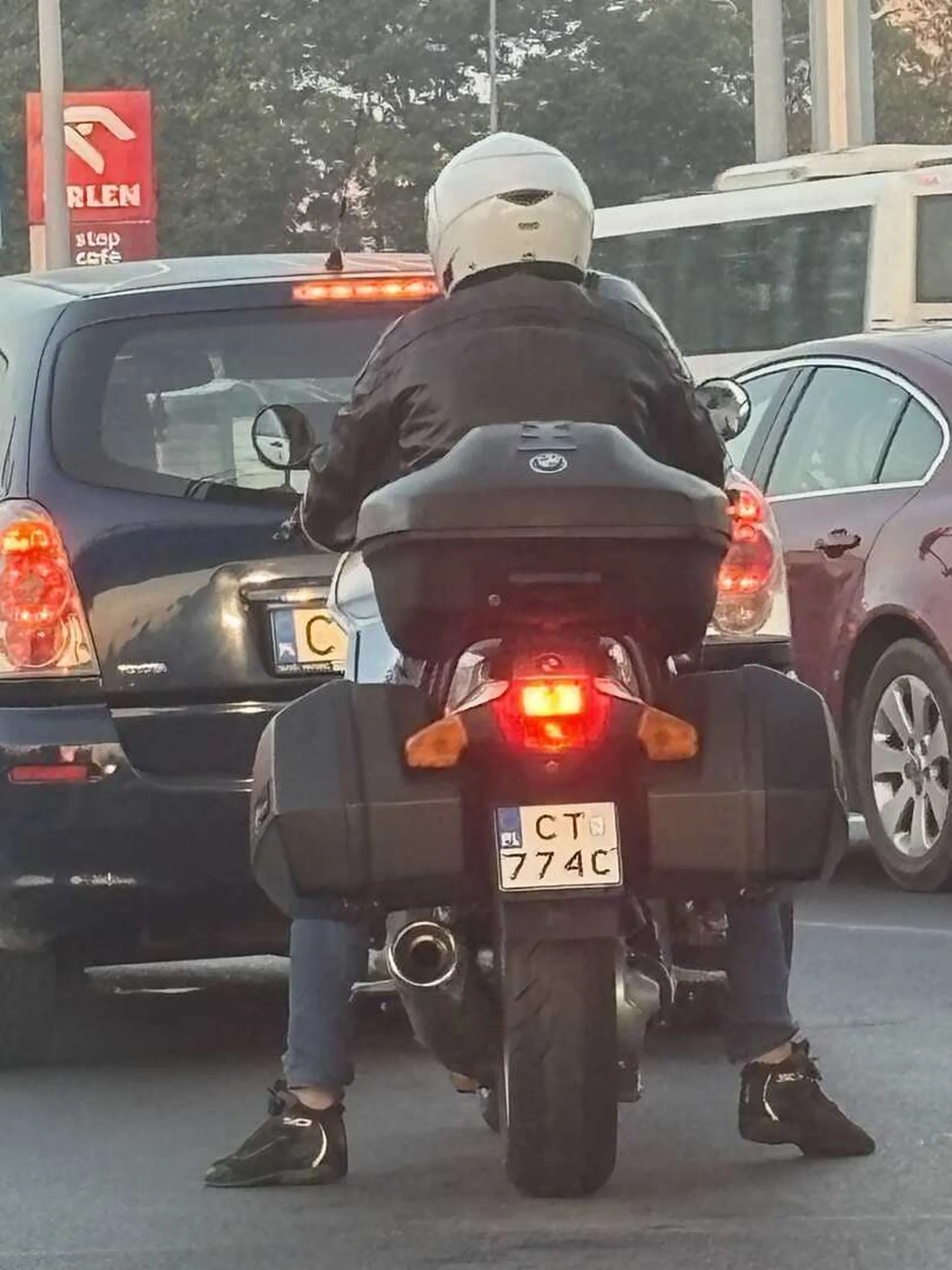 Motocyklista ma niewyregulowane światło przednie lub specjalnie daje długimi. Od światła robią się aż mroczki.