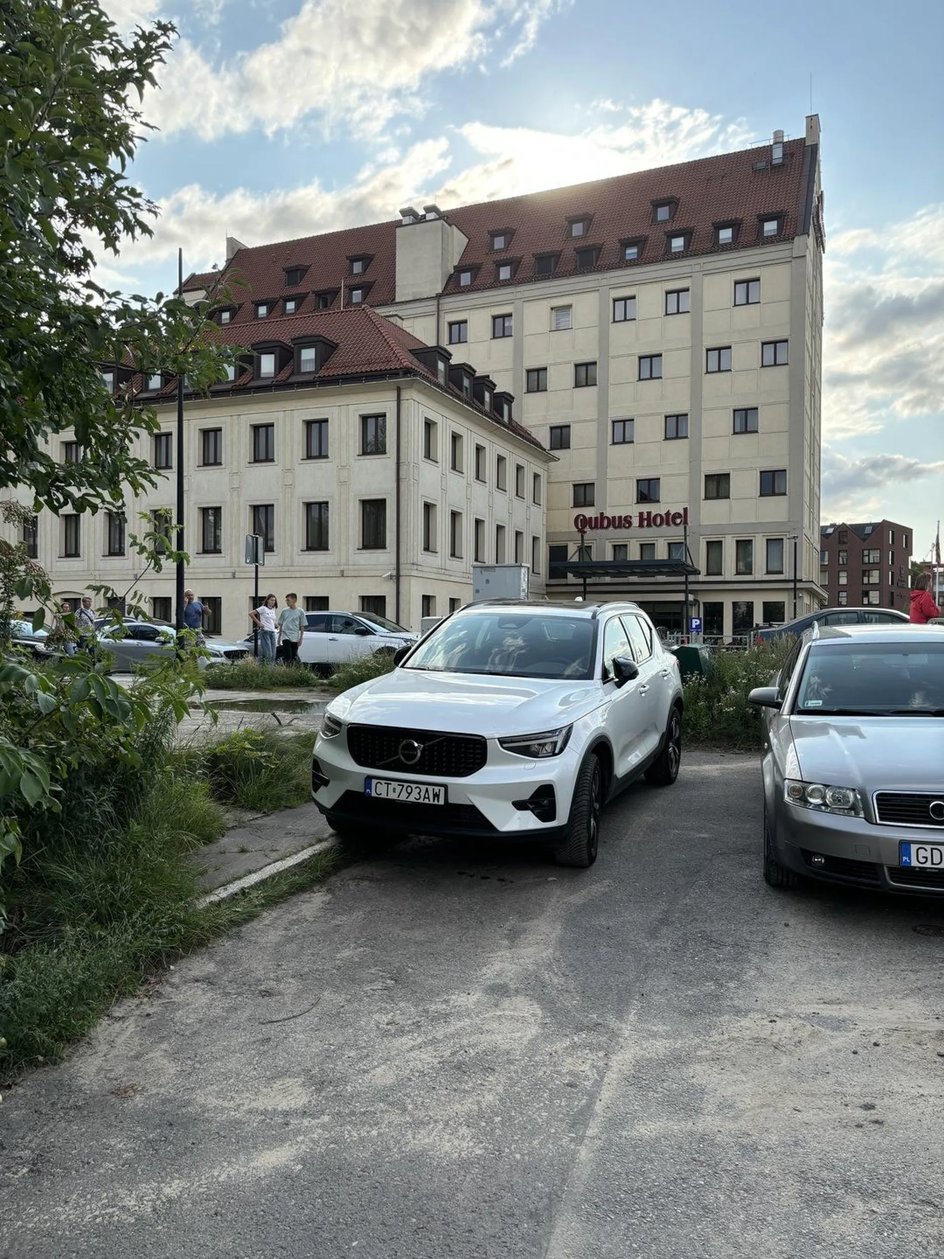 Święta krowa z Torunia przyjeżdża nie do siebie i będzie się rządzić bo żona stoi i zajęła mu to miejsca. Pomijam że Królewicz przestawiał swoje piękne Volvo o  100m żeby nikt przypadkiem nie zarysował na które pracował całe życie nie pozdrawiam ps. To się leczy