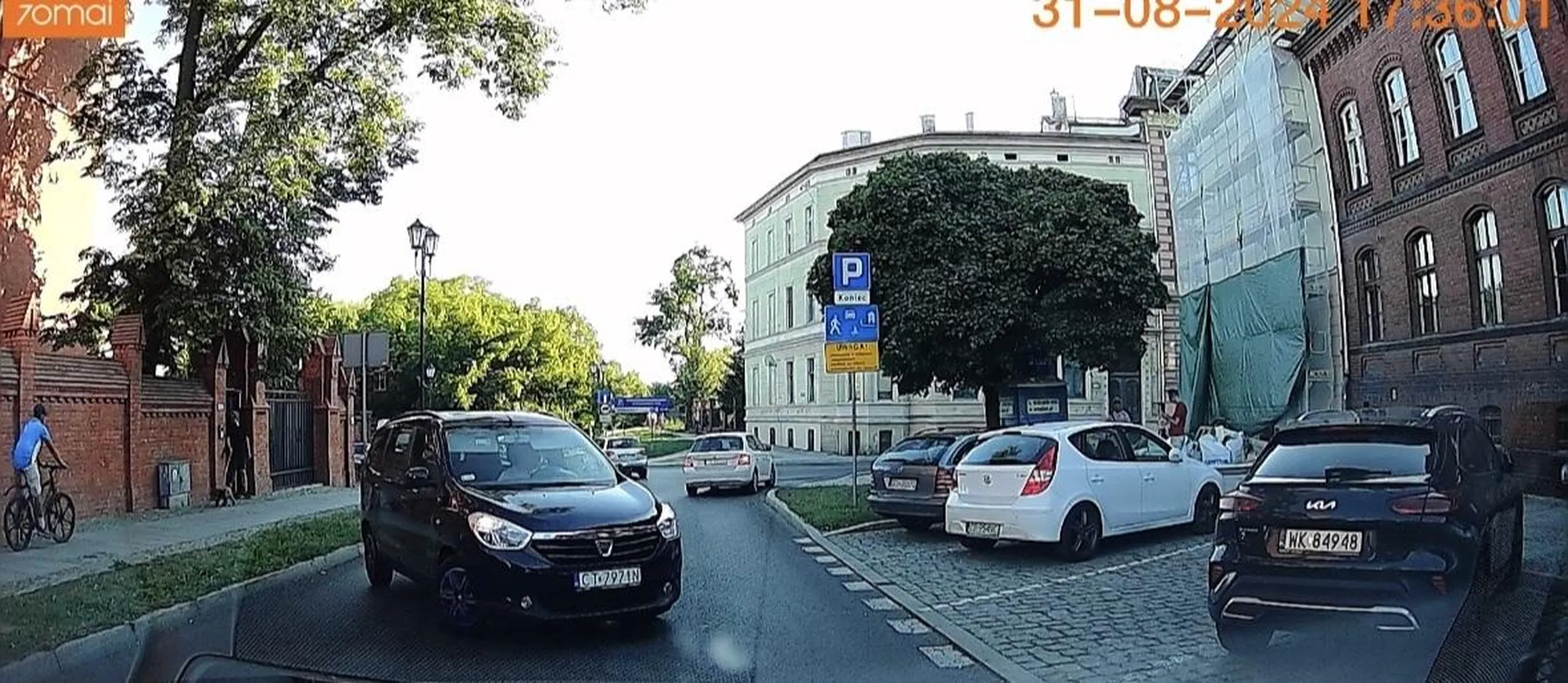 Pajac myśli chyba że jedzie pojazdem uprzywilejowanym -  zajechał mi drogę bo znalazł miejsce parkingowe, musiałem się zatrzymać żeby w niego nie trzasnąć i zeby wjechał na to miejsce parkingowe „na 3 razy”