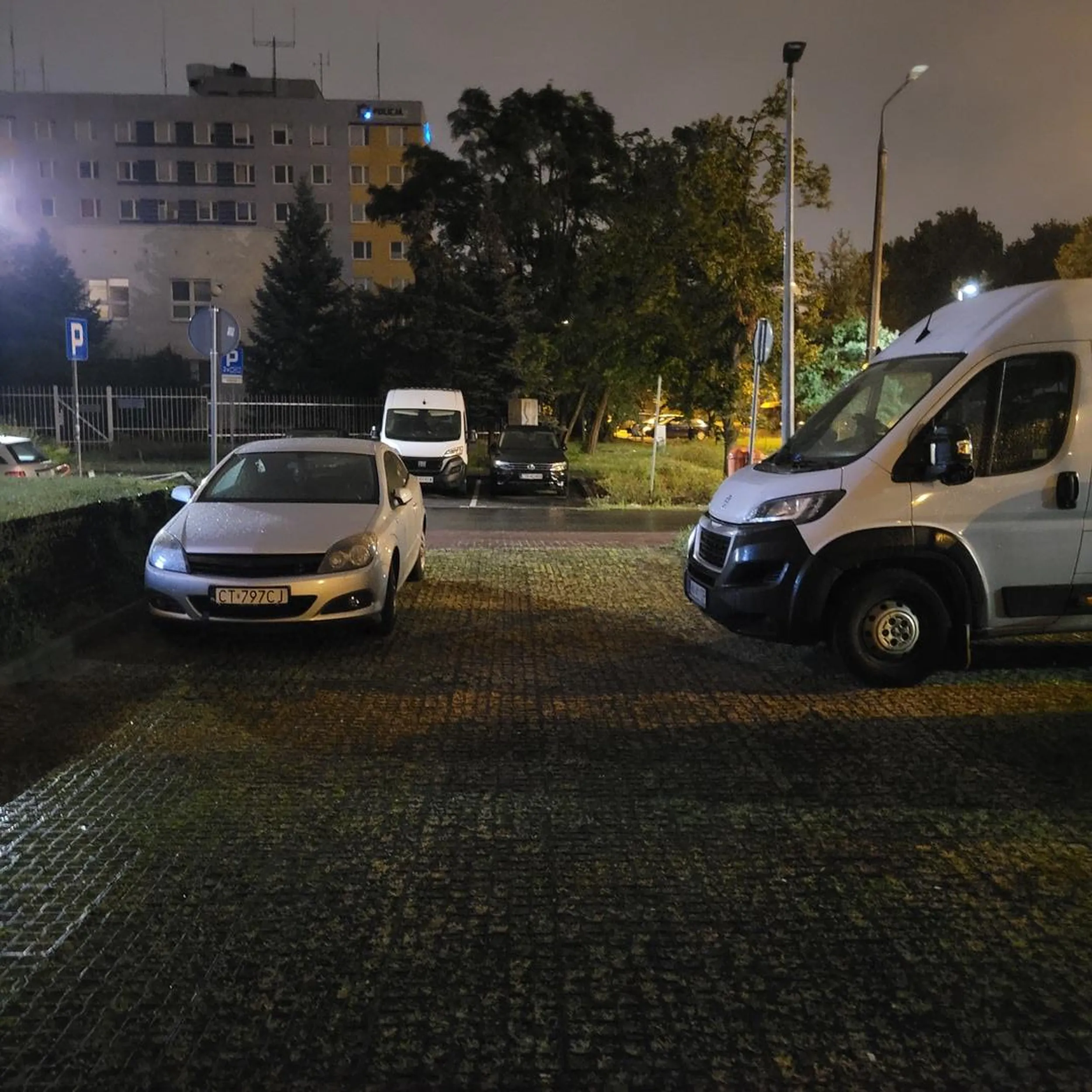 Brak umiejętności myślenia podczas parkowania,zastawianie wjazdu przez parkowanie w miejscu do tego nie przeznaczonym.