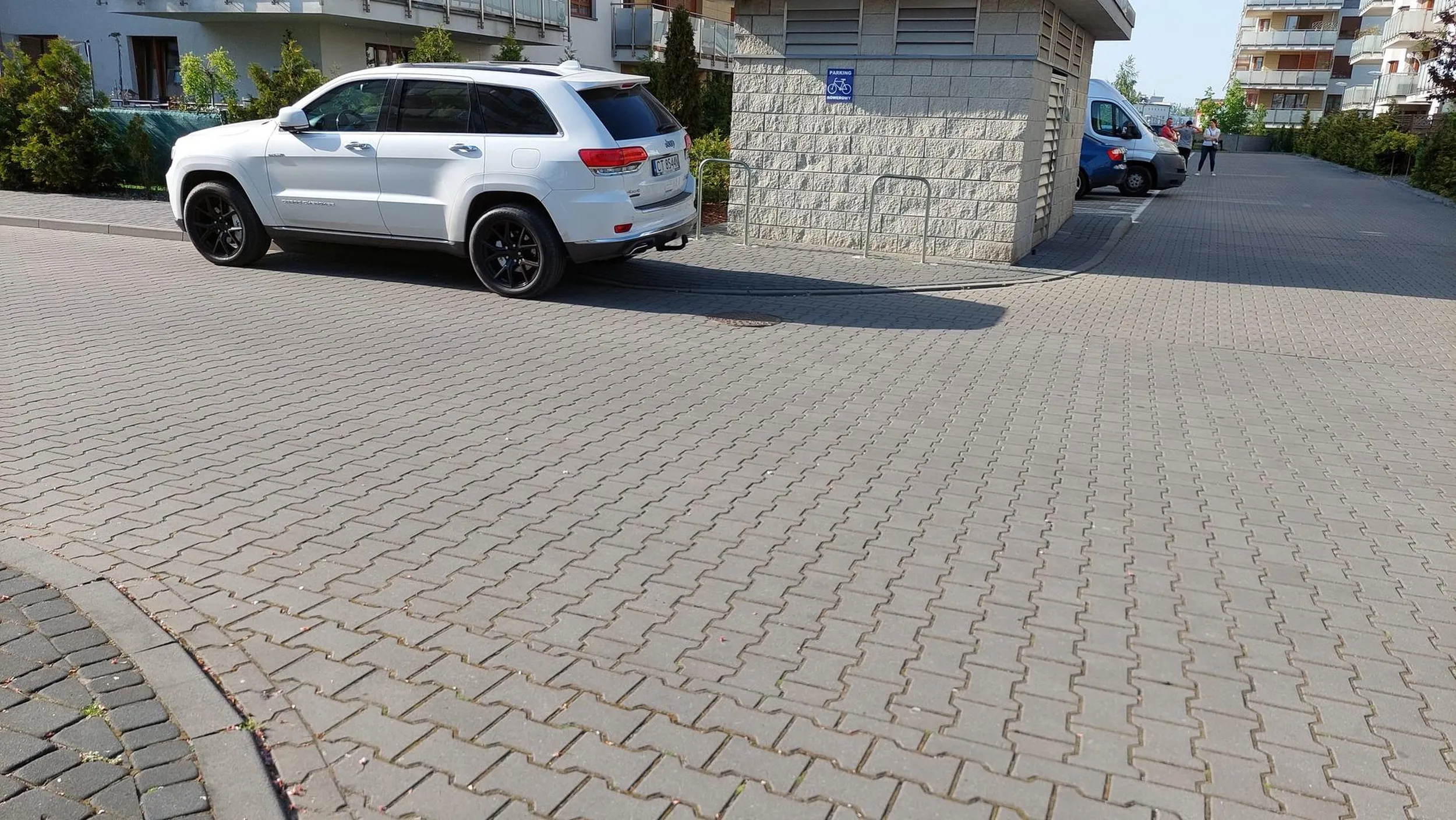 Na auto miał, na miejsce parkingowe nie, chyba jakiś biedak. Parkuję przy skrzyżowaniu, na chodniku, w strefie zamieszkania.