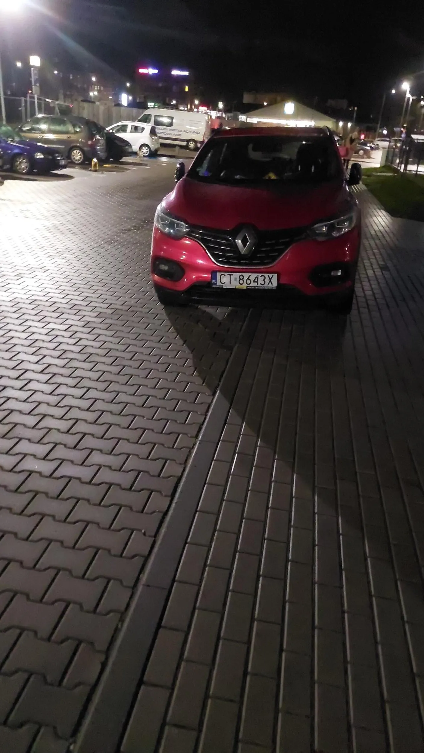 Na samochód pieniądze były ale na prawo jazdy nie. Stoi w nie wyznaczonym miejscu w strefie zamieszkania utrudniając przejazd.