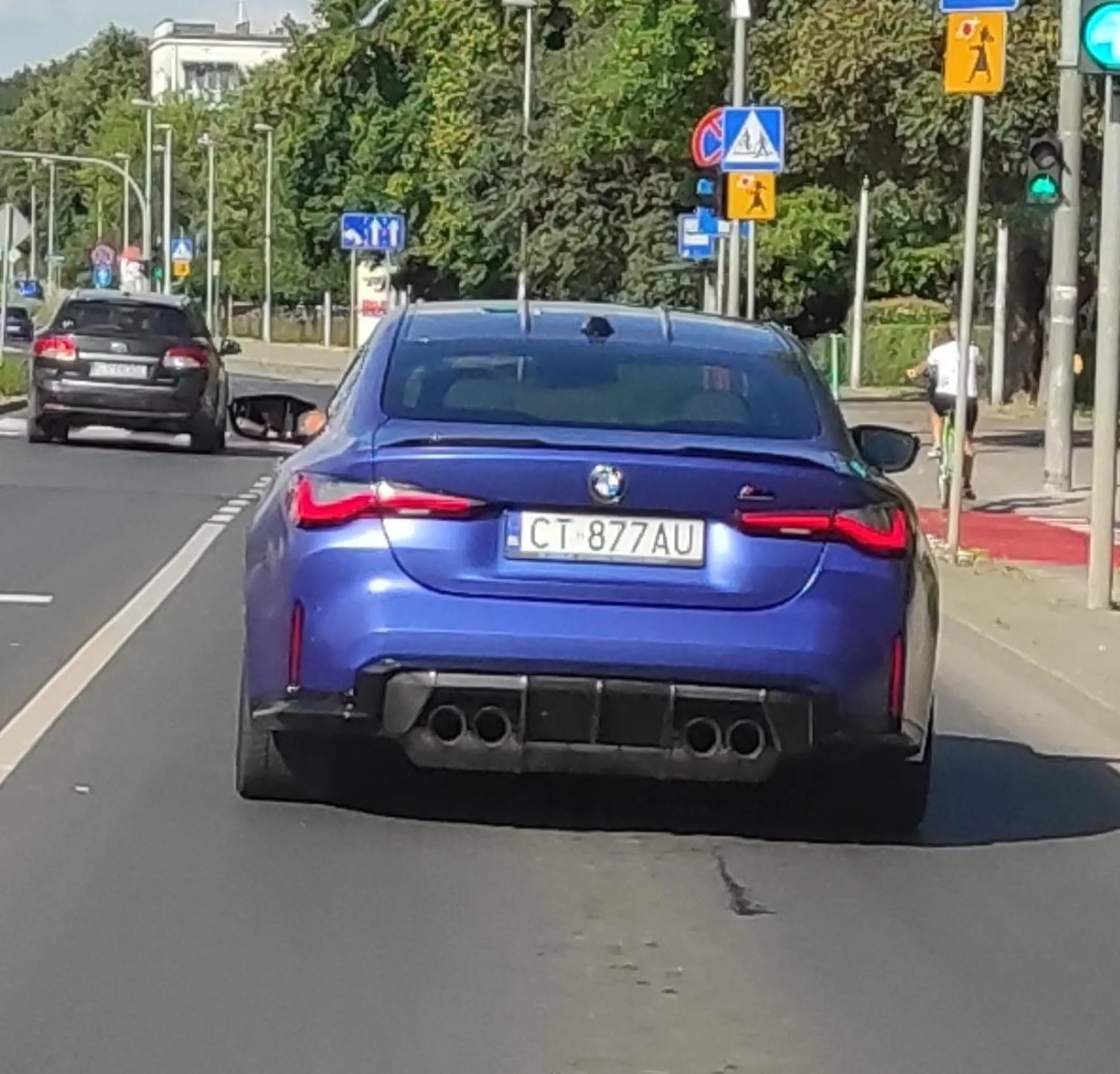 Agresywny i wulgarny młody kierowca, który auto chyba dostał od rodziców, aby zrekompensować to iż brak mu rozumu. Auto można kupić, mózgu już nie. Oby dzięki swoim temu jak jeździ sam rozbił się o drzewo i tym samym zakończył swoje beznadziejne popisy, nim komuś innemu coś zrobi.