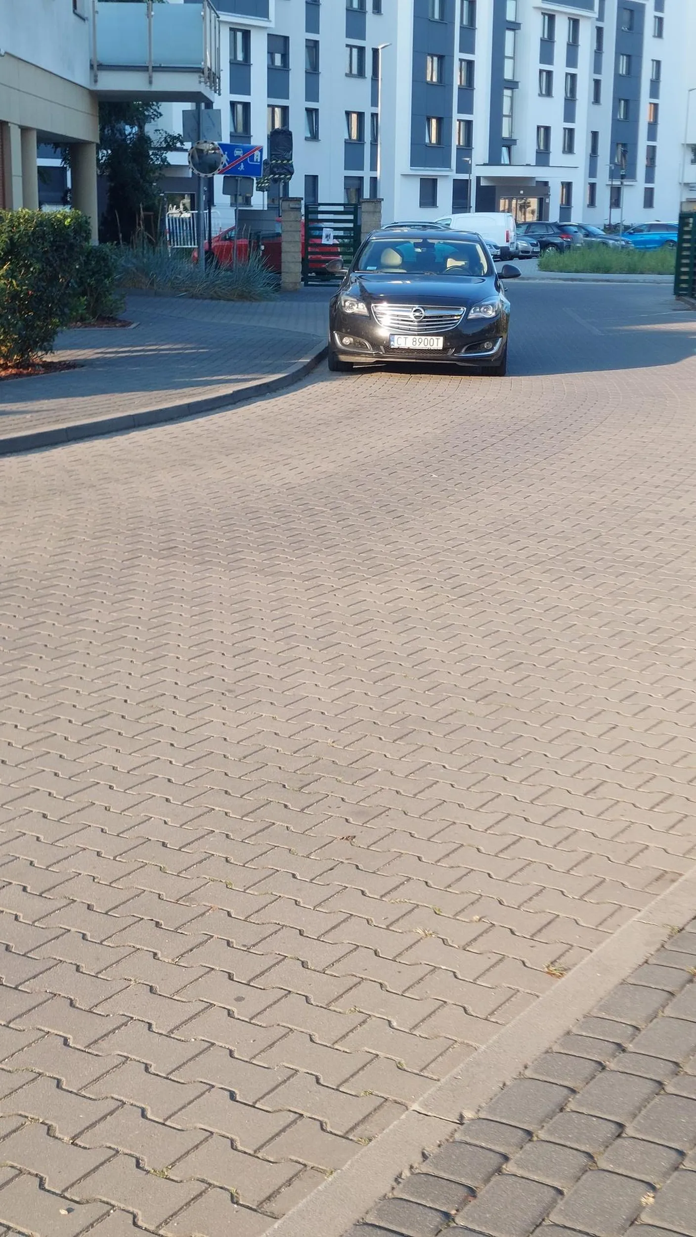 Parkuję na skrzyżowaniu w strefie zamieszkania utrudniając przejazd innym.