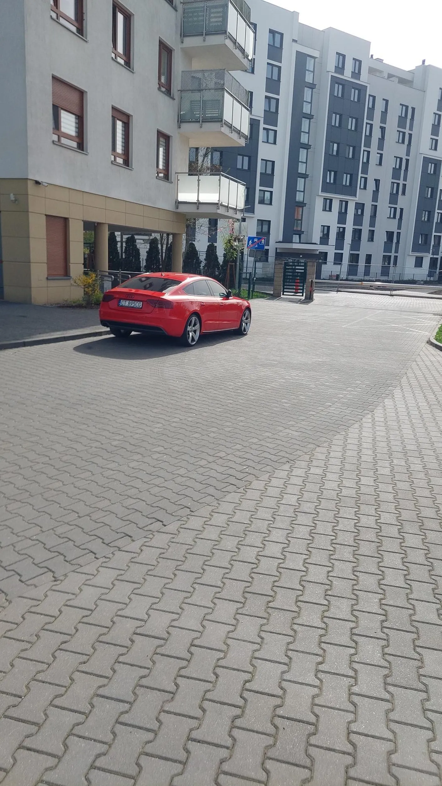 Parkuje "na chwilę" gdzie ta chwila potrafi trwać kilka godzin. Stoi na skrzyżowaniu na osiedlu utrudniając przejazd.