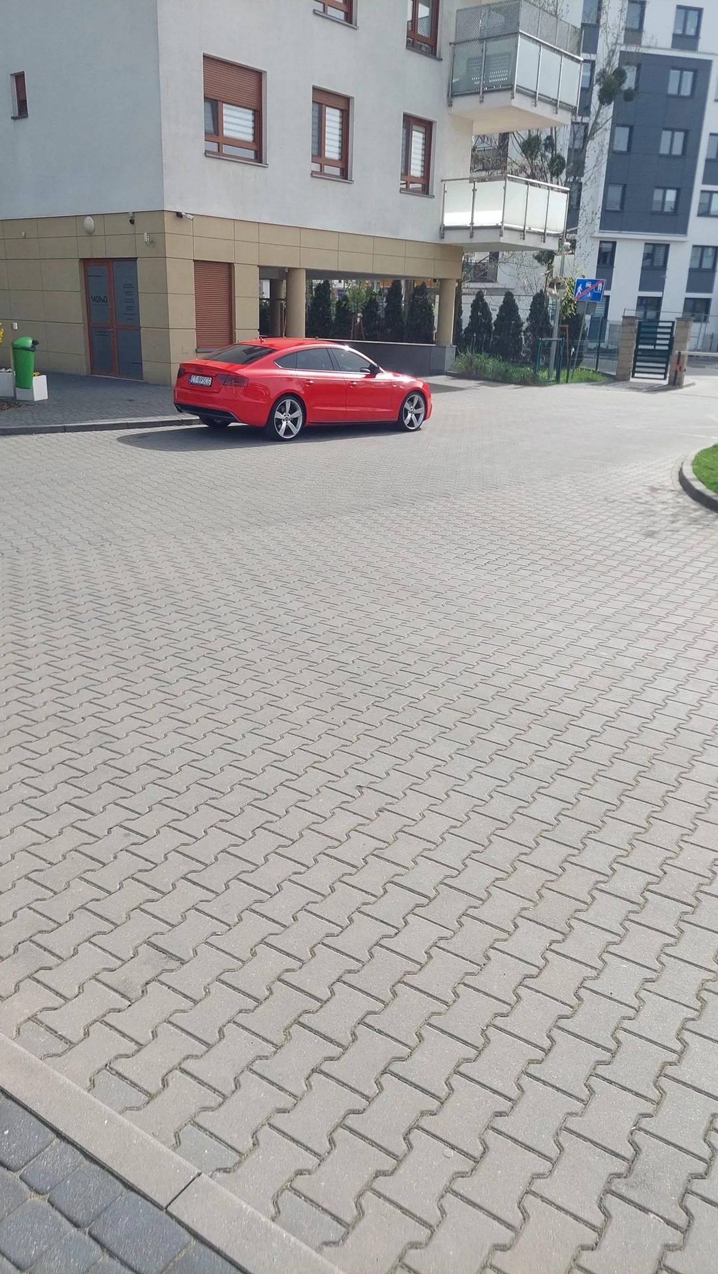 Parkuje "na chwilę" gdzie ta chwila potrafi trwać kilka godzin. Stoi na skrzyżowaniu na osiedlu utrudniając przejazd.