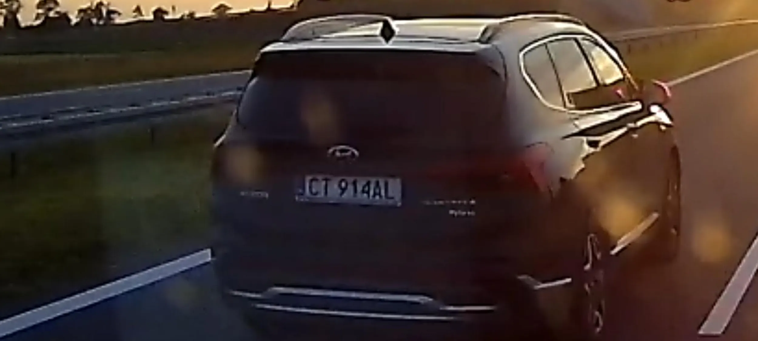 Kierowco środkowy paluszek w du** sobie wsadz i pokręć i cofnij się do osk na nauki. CT 914AL. chcesz szybko kup samolot i nie pij tyle bo delirke masz i na manetkę świateł  Ci szkodzi i kiedyś ją urwiesz.