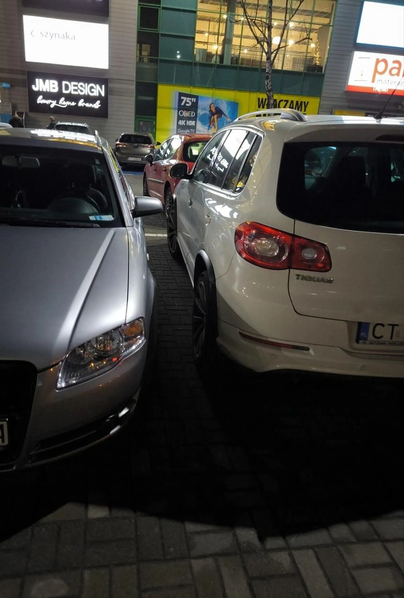 Zalecam powrót na kurs nauki jazdy, może poduczą parkowania tyłem, skoro przodem nie potrafisz.