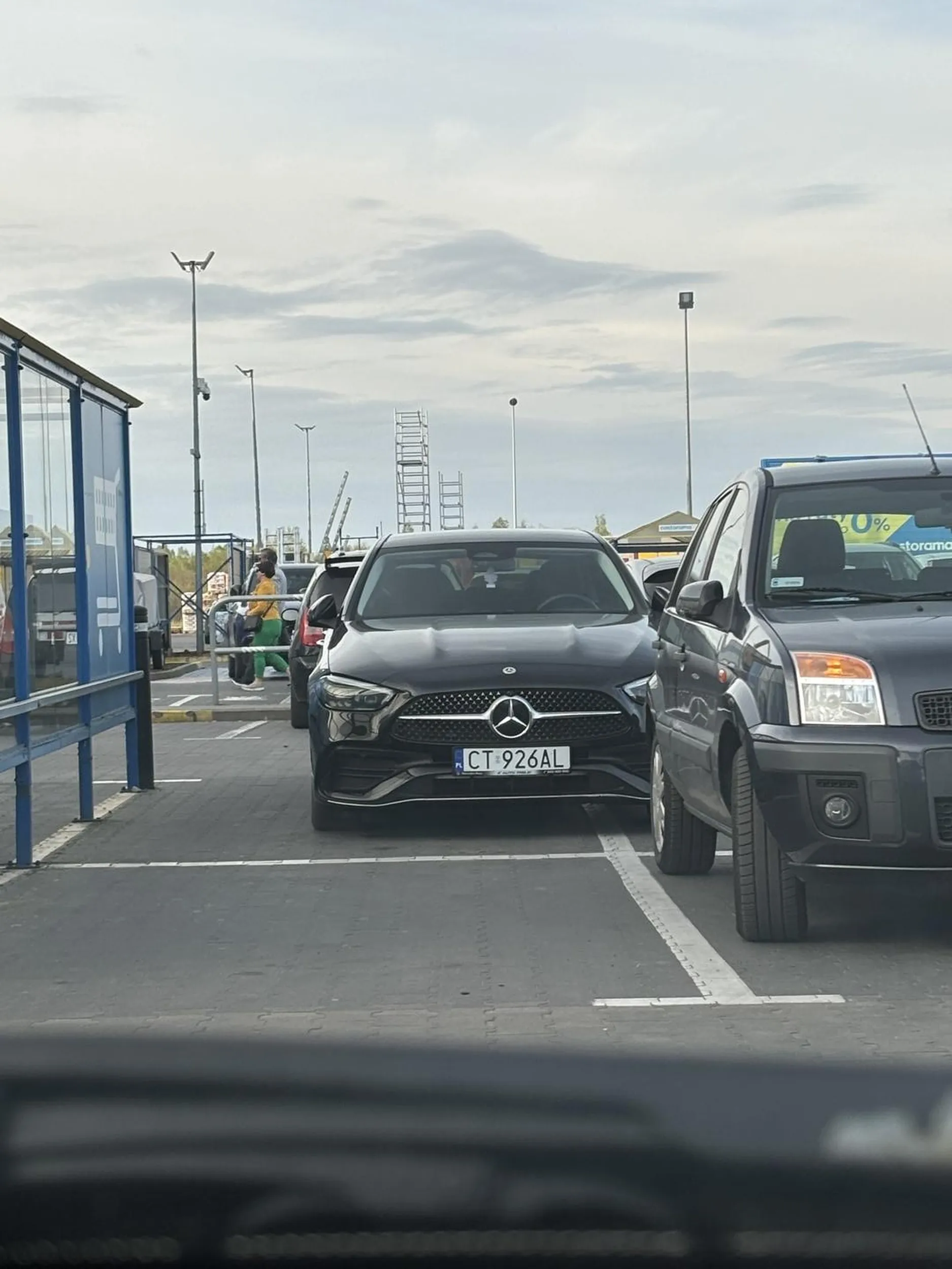 Pan się chyba boi że przerysuje swoją super furę otwierając drzwi