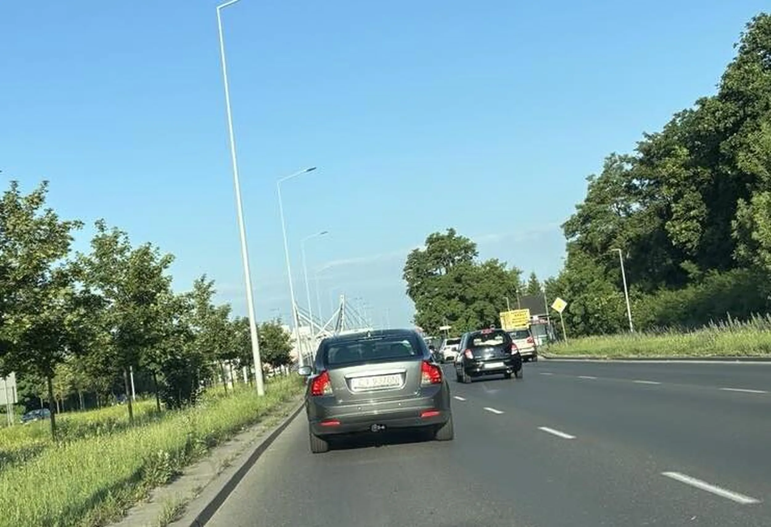 Kierowca zmienia nagle trzy pasy bez kierunku. Nie zawraca uwagi czy zmieści się między autami. pomimo trąbienianie zagregował i pchał się dalej.