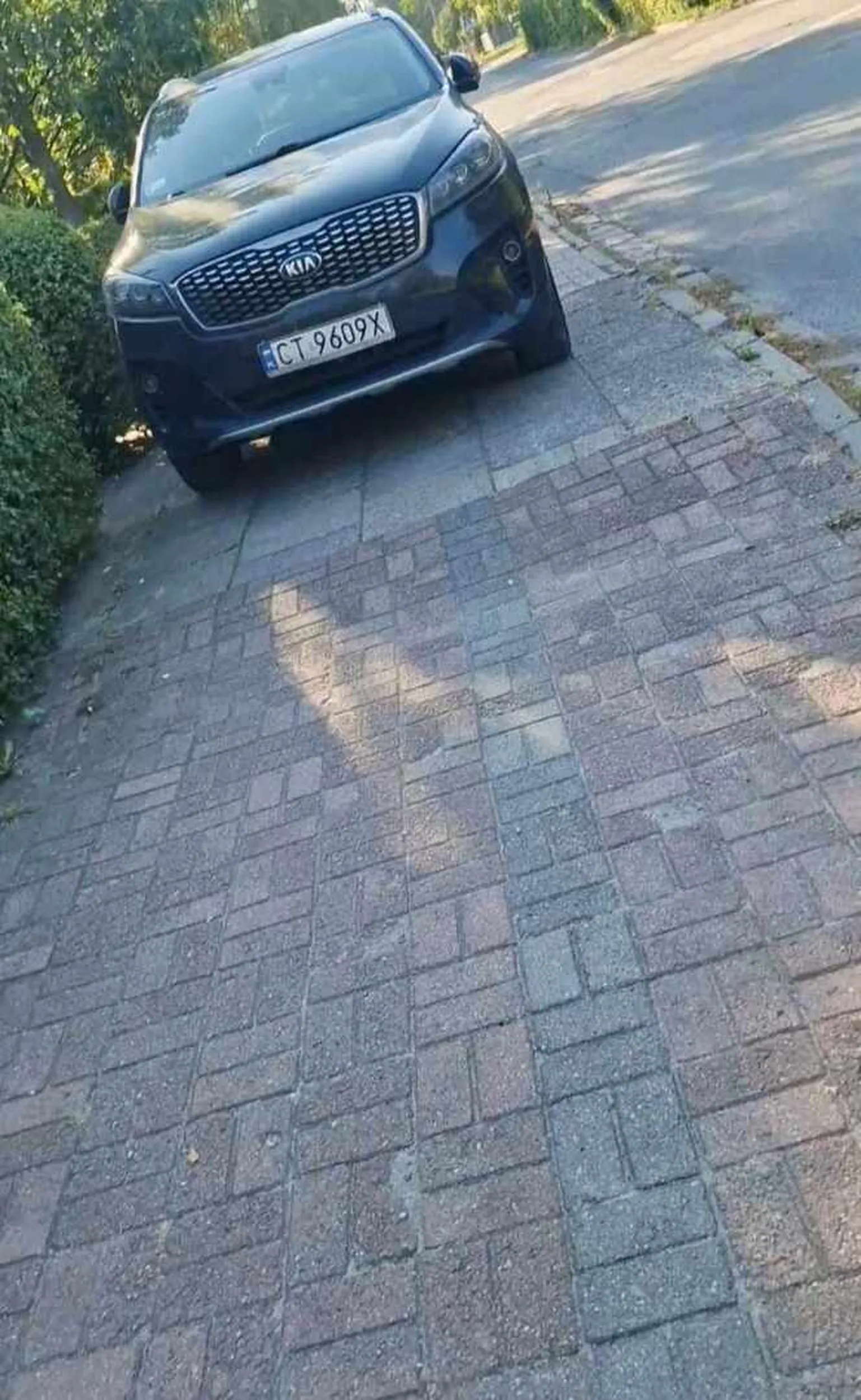 Czytelniczka pisze: Chciałam pozdrowić tego pana. Prosiłam, żeby przestawił auto, ale udał gluchego. Musiałam z dzieckiem w wózku przejść jezdnią. To następnym razem rysować cały bok kluczem!