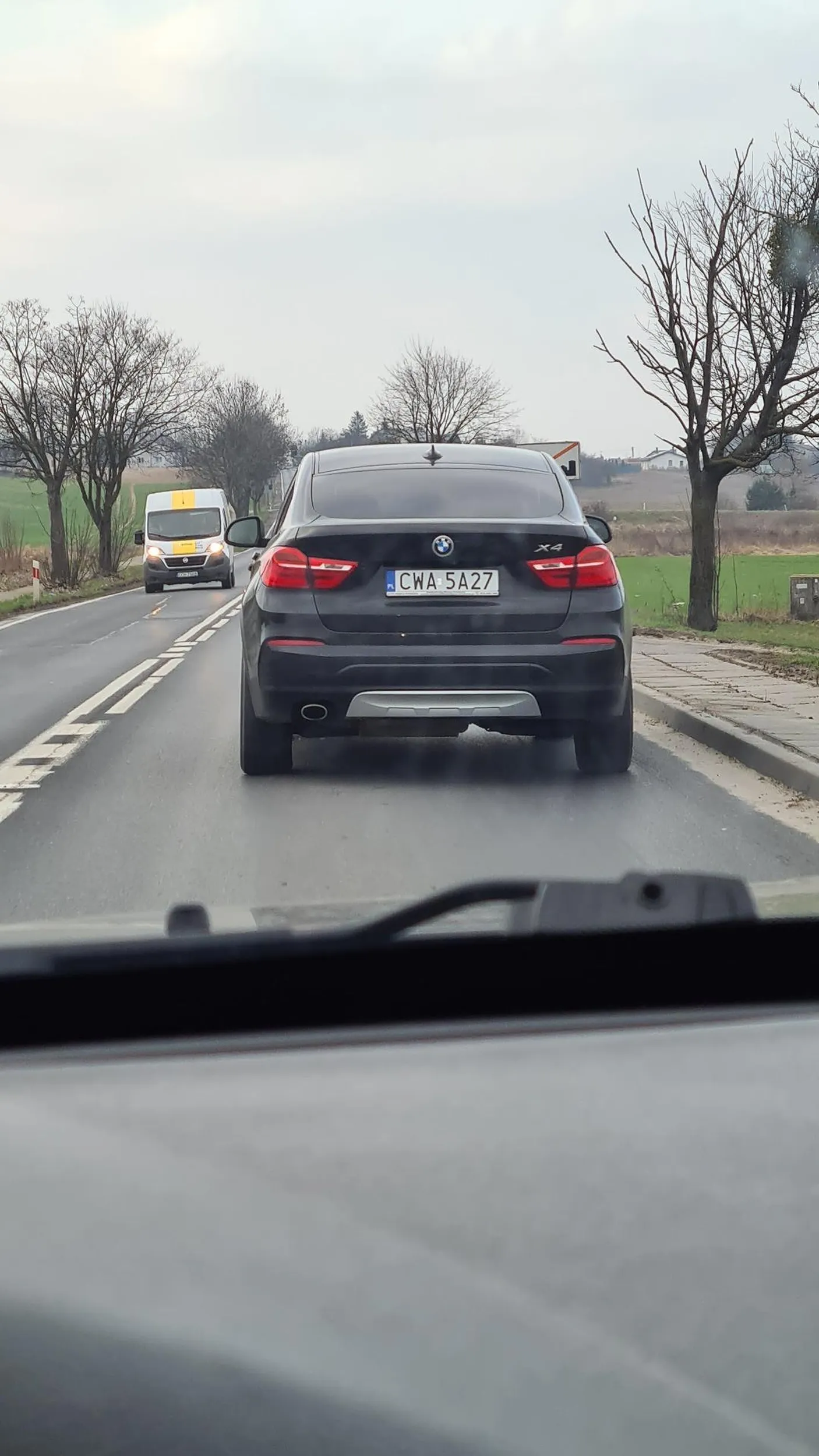 Kretynka jeździć nie potrafi a chce jeszcze przez telefon gadać...