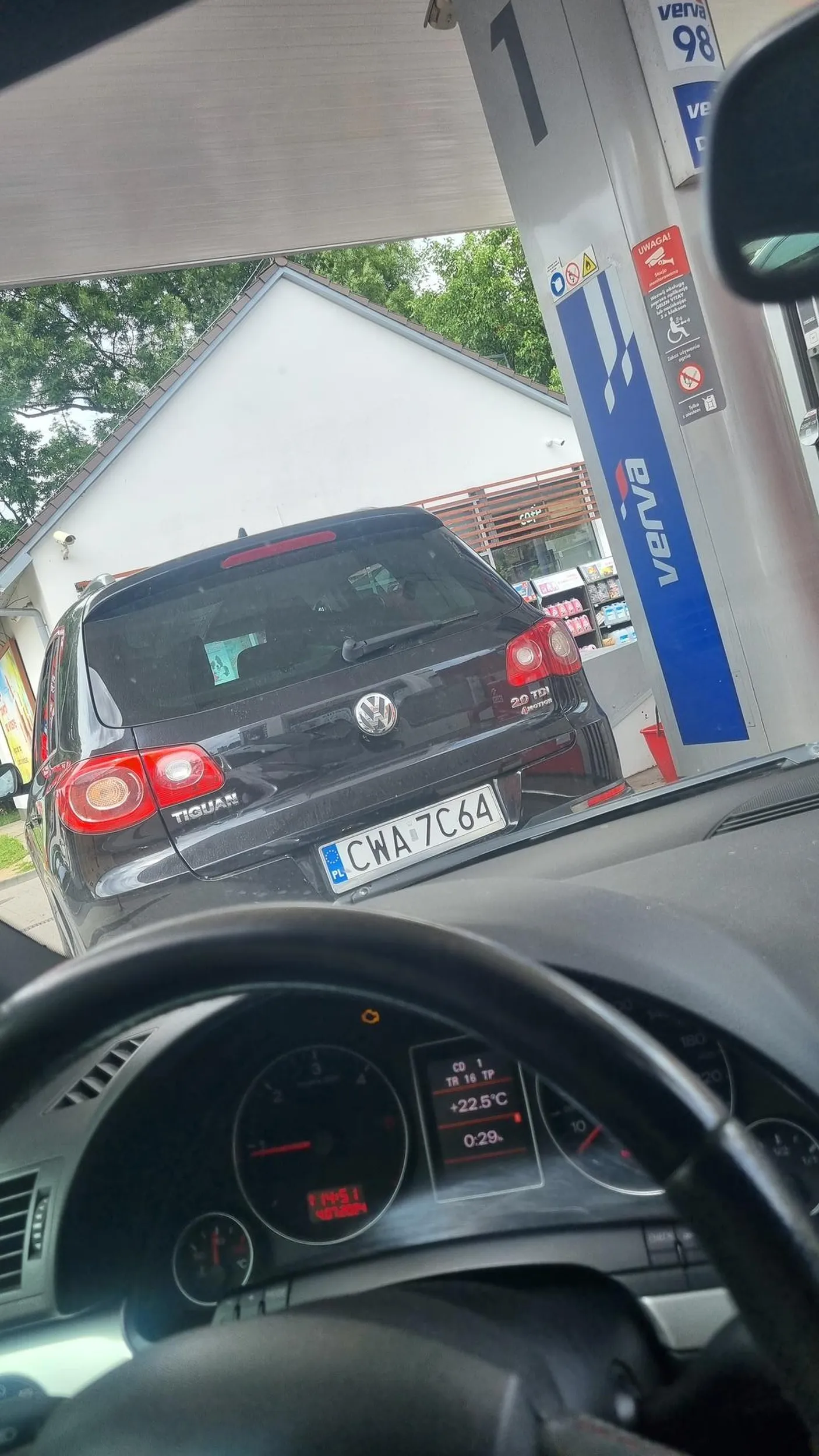 Nie pozdrawiam kierowcy Na stacji się tankuje, a nie robi parking pod dystrybutorem