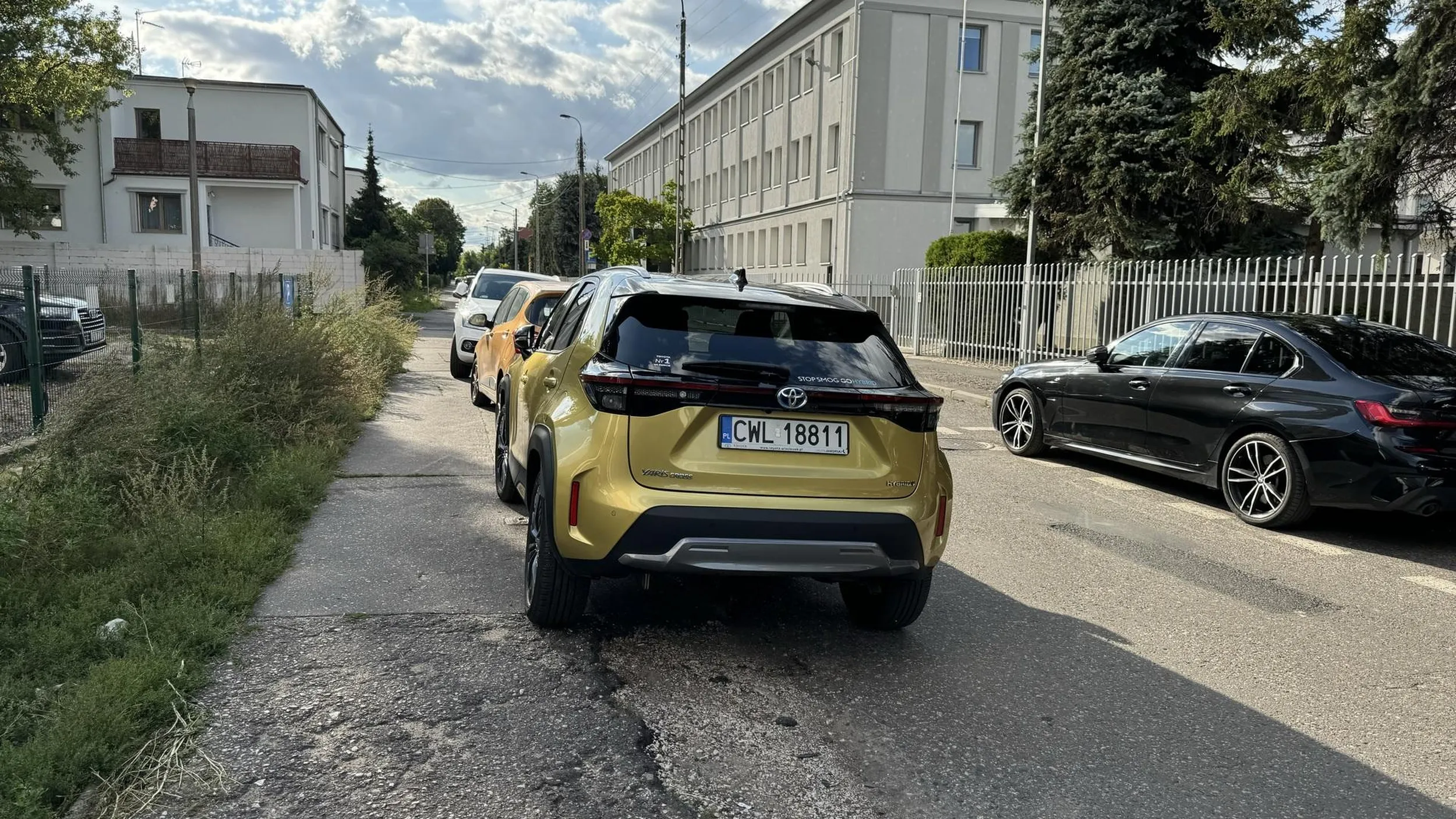 Nie pozostawiono 1,5 metra dla pieszych.