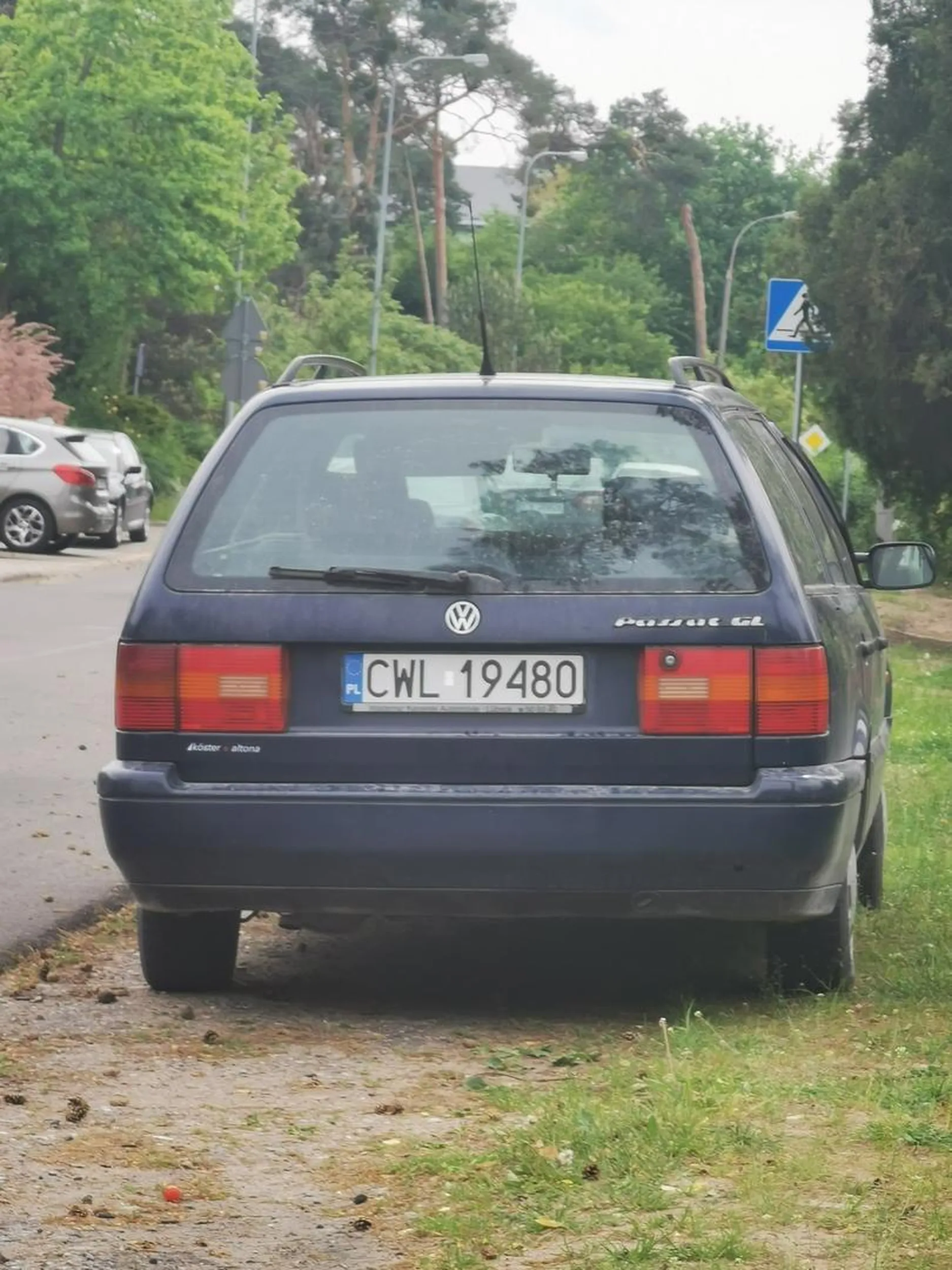 Gratulacje dla kierowcy, który nie dość że zajął cały chodnik ( dość intensywnie używany w trakcie godzin szkolnych. Chodzi tędy dużo dzieci) to niszczy czyjąś zieleń. Przykre że nie szanujemy się wzajemnie. Kierowca dodatkowo zostawił samochód na skrzyżowaniu czego nie widać na zdjęciu