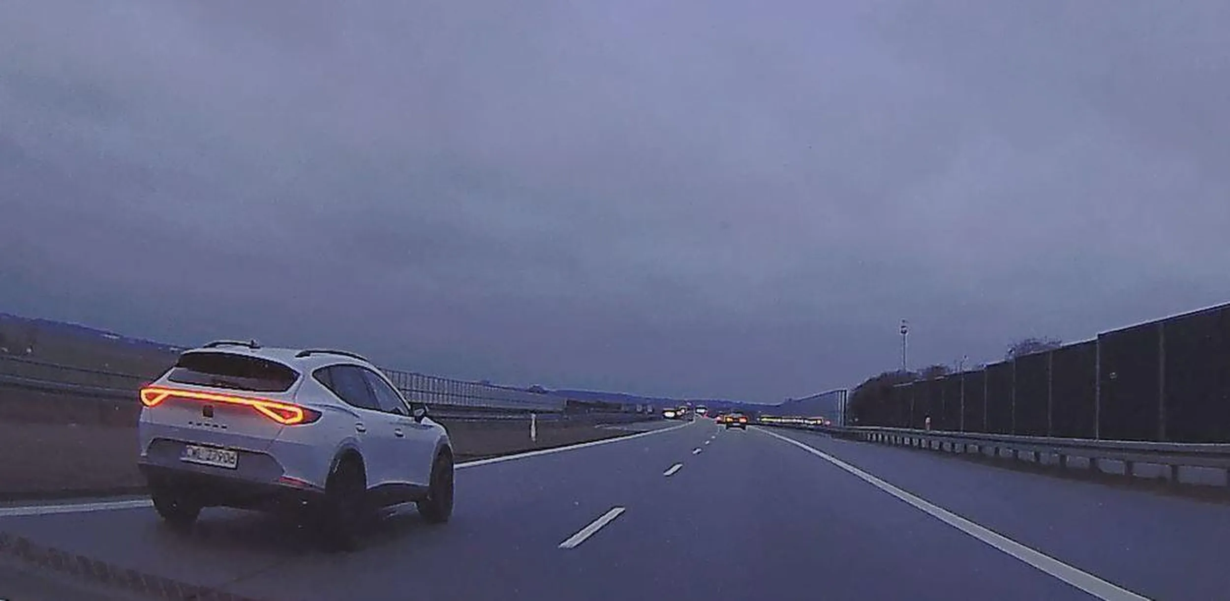 Mały chłopczyk nie wie co to ruch prawostronny i chyba przestraszony autostradą jedzie sobie przez 40 km nieustannie lewym pasem.