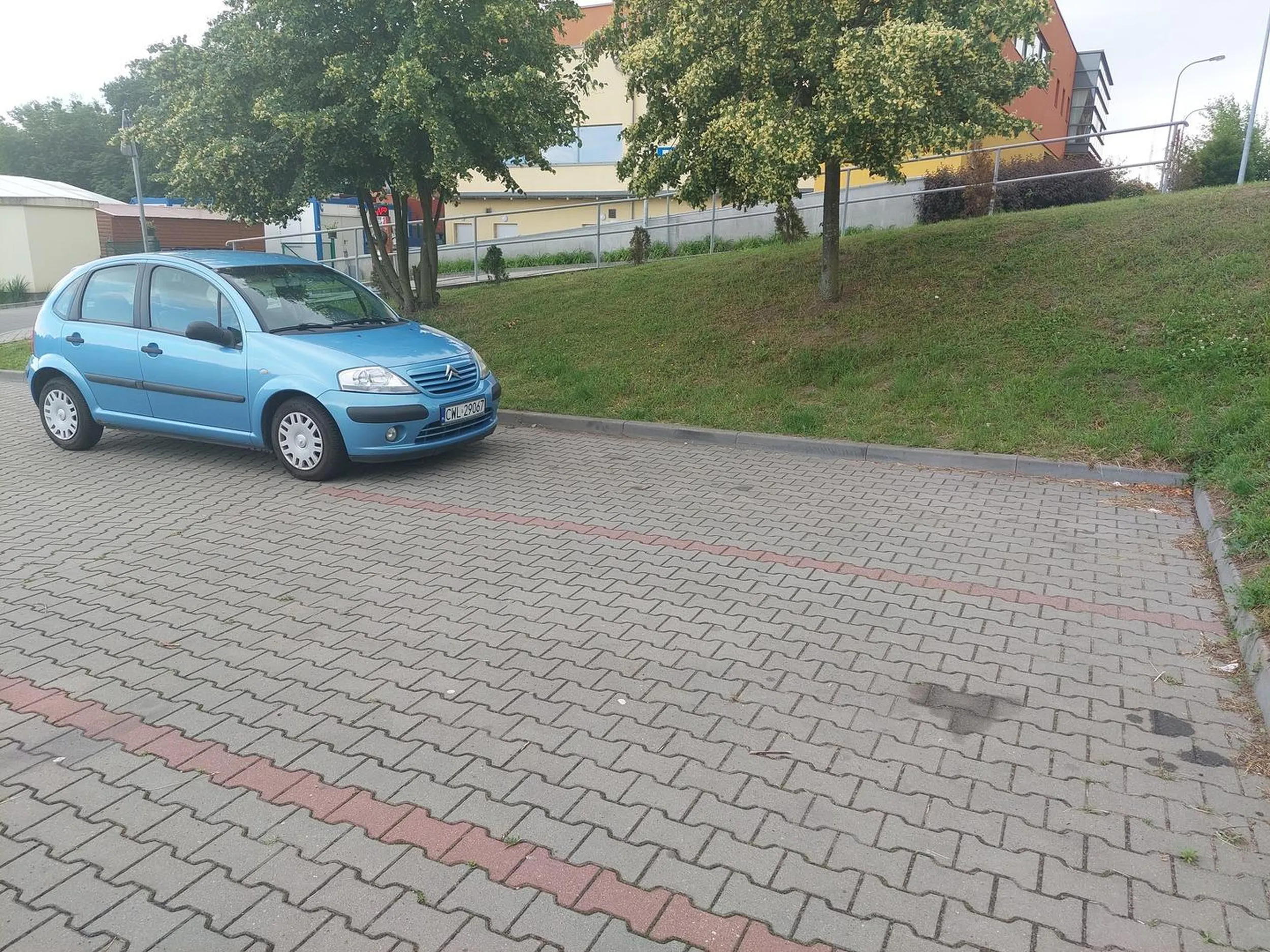 Kierowca bardzo bał się krawężnika przed nim.