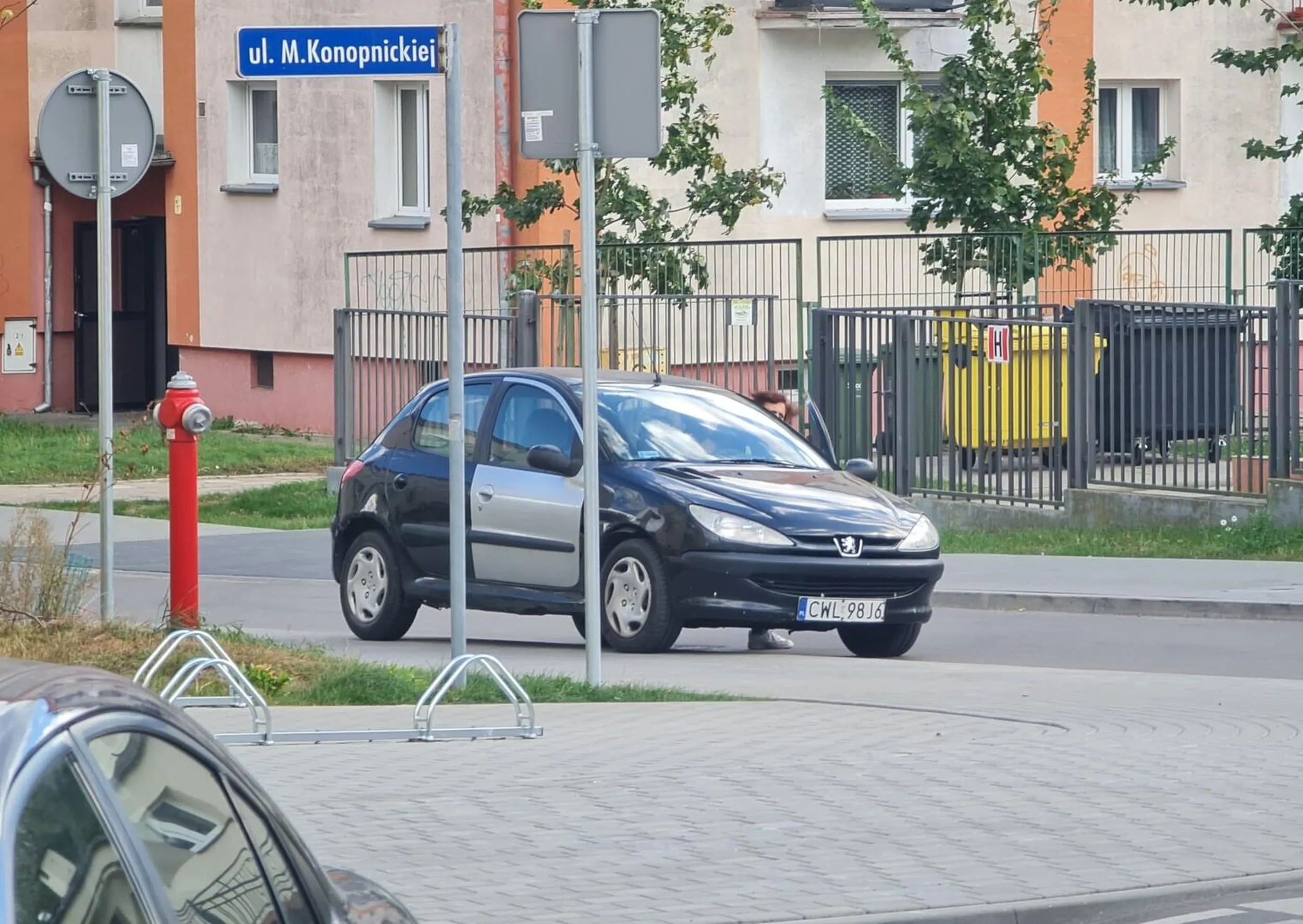 Głupia baba, jeżdżąca jak widać trumną na kółkach, przyjechała do żłobka po kaszojady. Po prostu brak słów na takich ludzi, którzy nie szanują innych parkując i niszcząc nowy chodnik, oraz narażając swoją najbliższą rodzinę (to auto ma już dosyć).