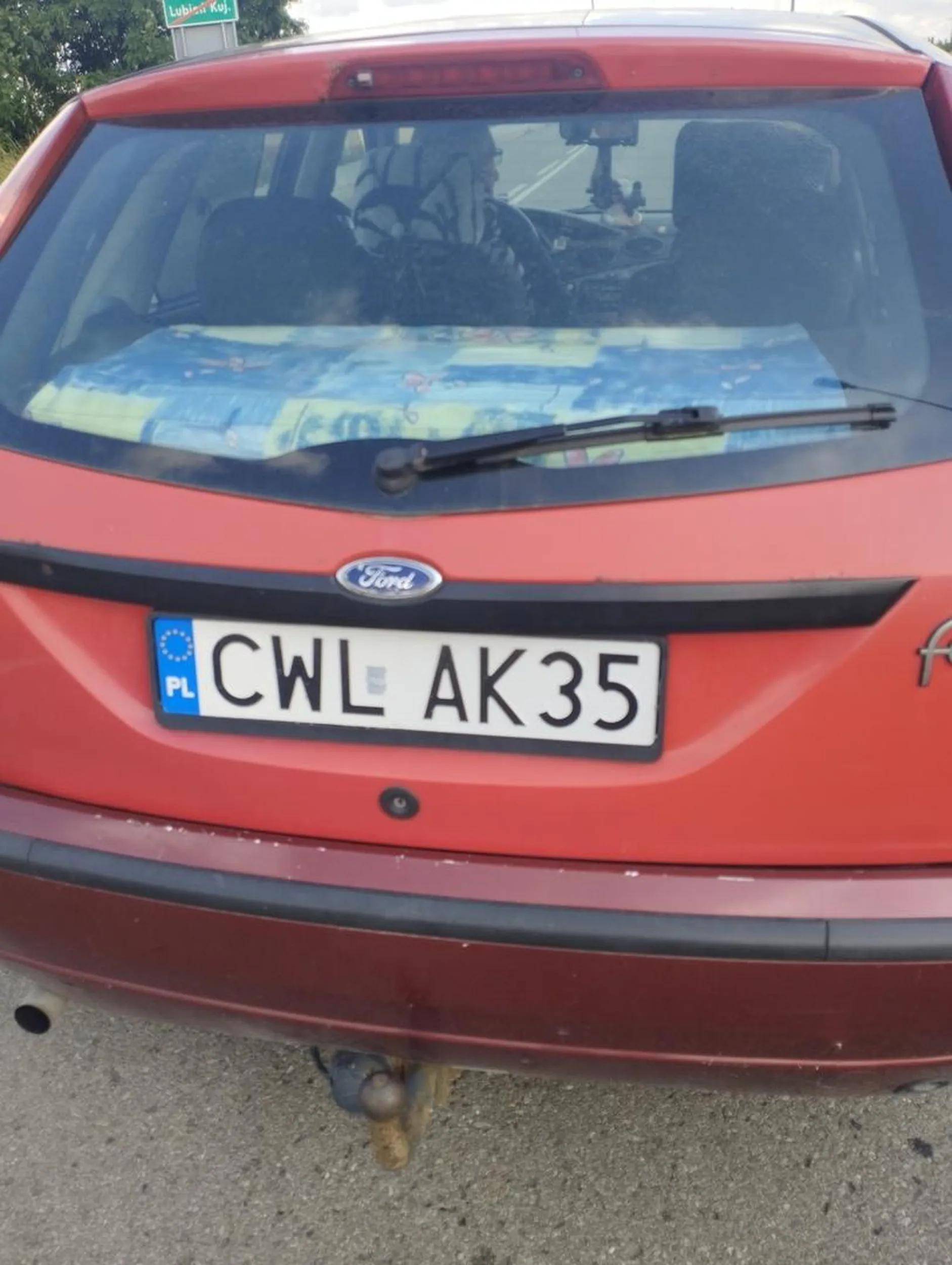 Jak mam okazywać szacunek do ludzi starszych gdy taka osoba wmawia mi że wywijam mu rowerem przed maską i stwarzam zagrożenie w momencie w którym to on zajeżdża mi drogę, używa wyzwisk i wulgaryzmów w moją stronę po czym chce mnie uderzyć autem gdy dojeżdżałem, nie polecam ;)