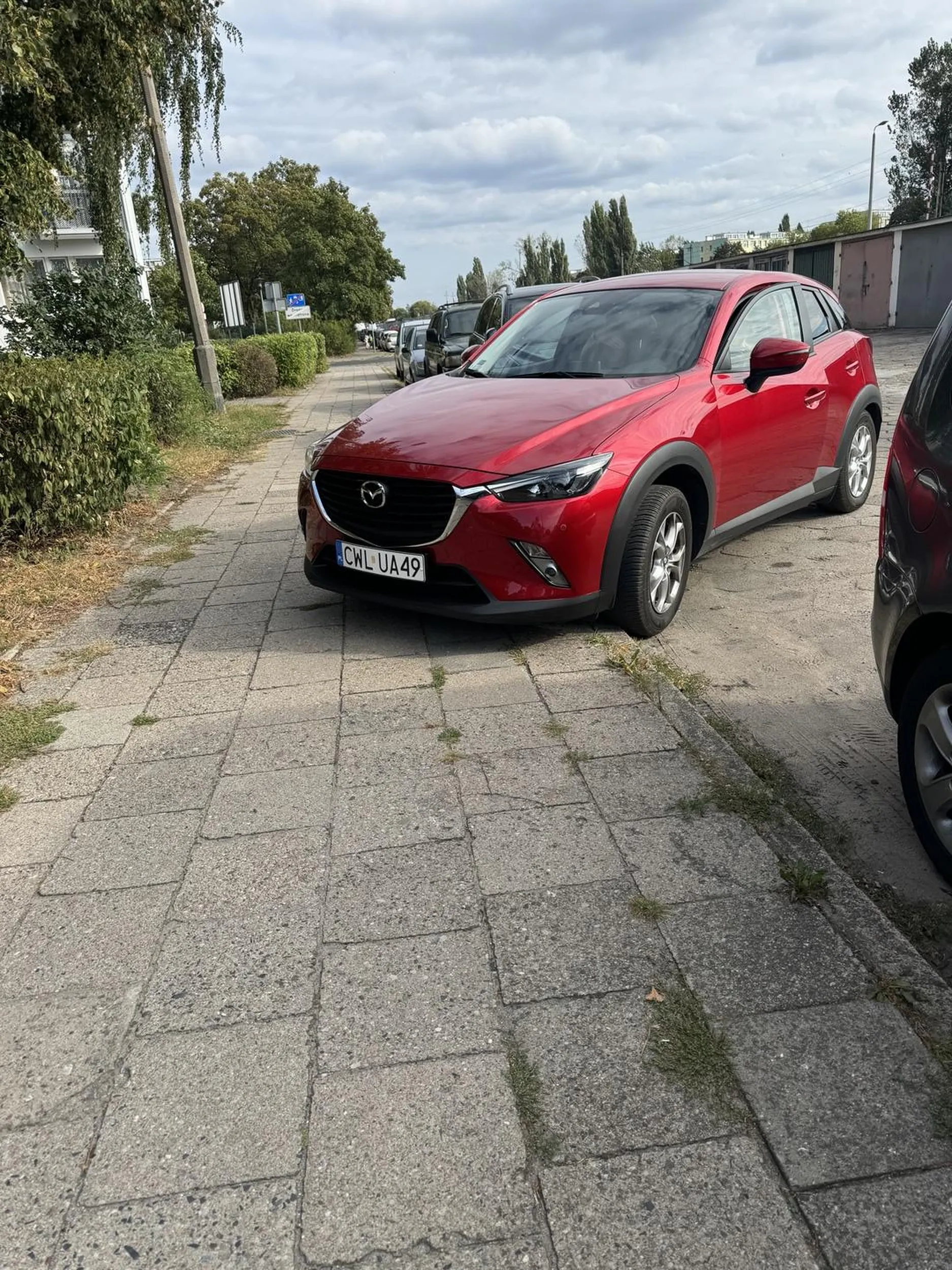 W przedszkolu uczyli, by nie wyjeżdżać za linię! U Wiesi pod sklepem na prowincji tak się staje i jest dobrze.