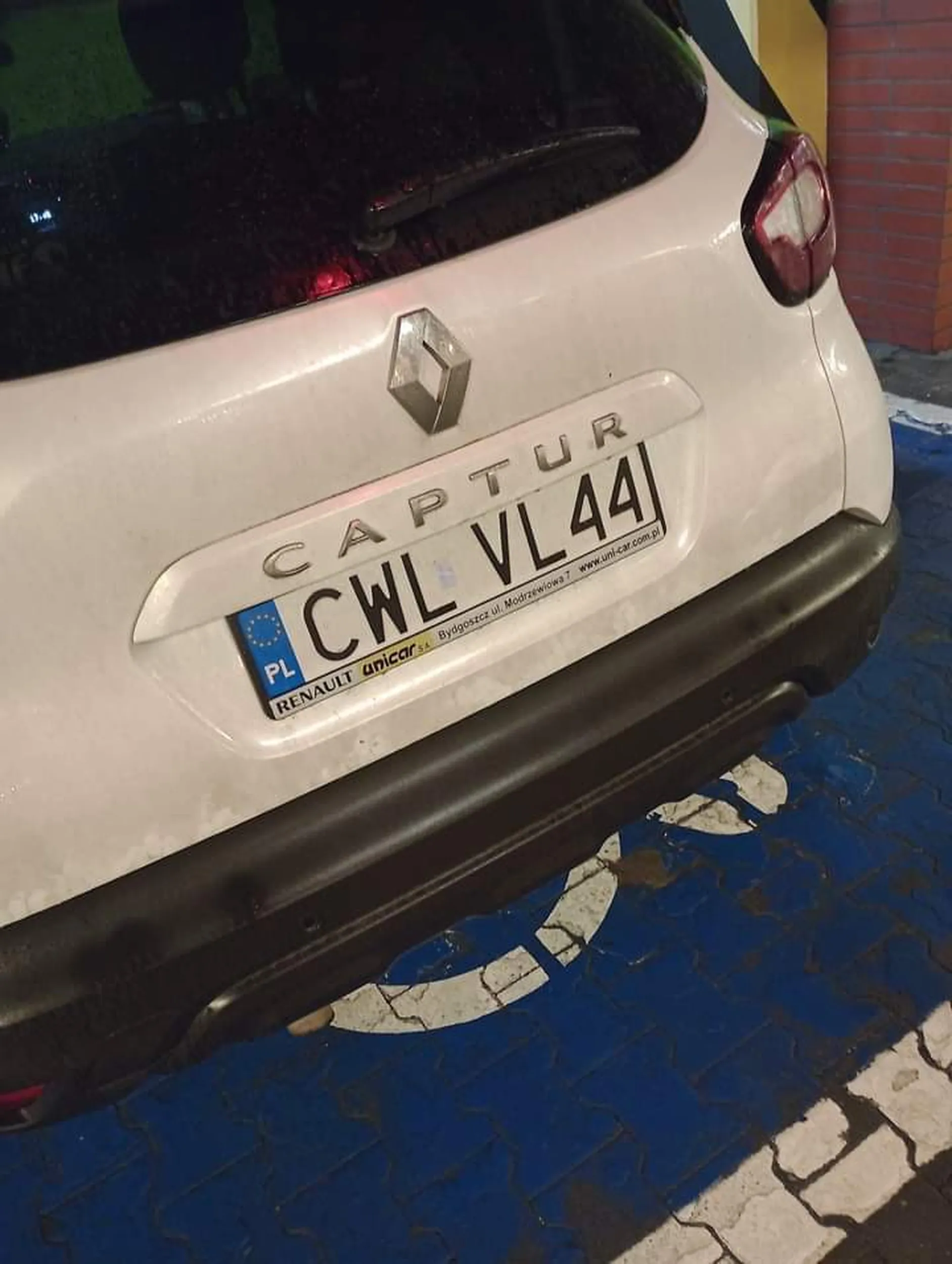 Panienka na fitness popierdala, ale zajmuje kopertę.