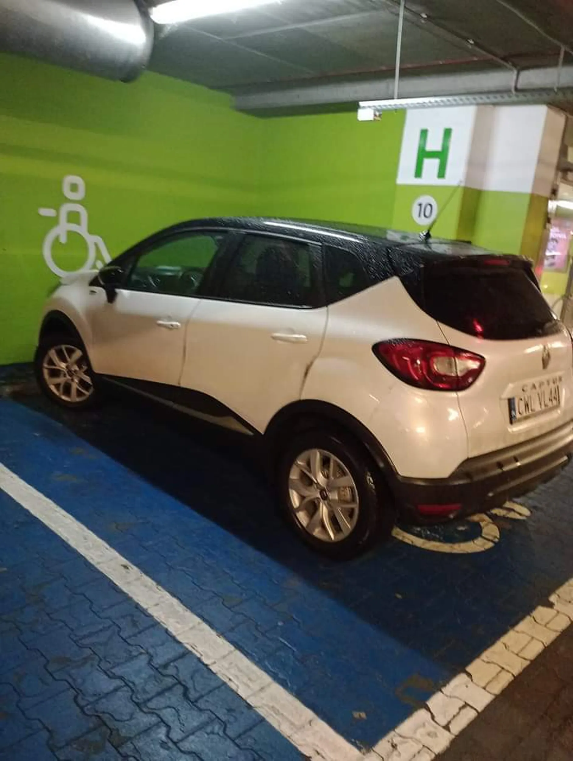 Panienka na fitness popierdala, ale zajmuje kopertę.