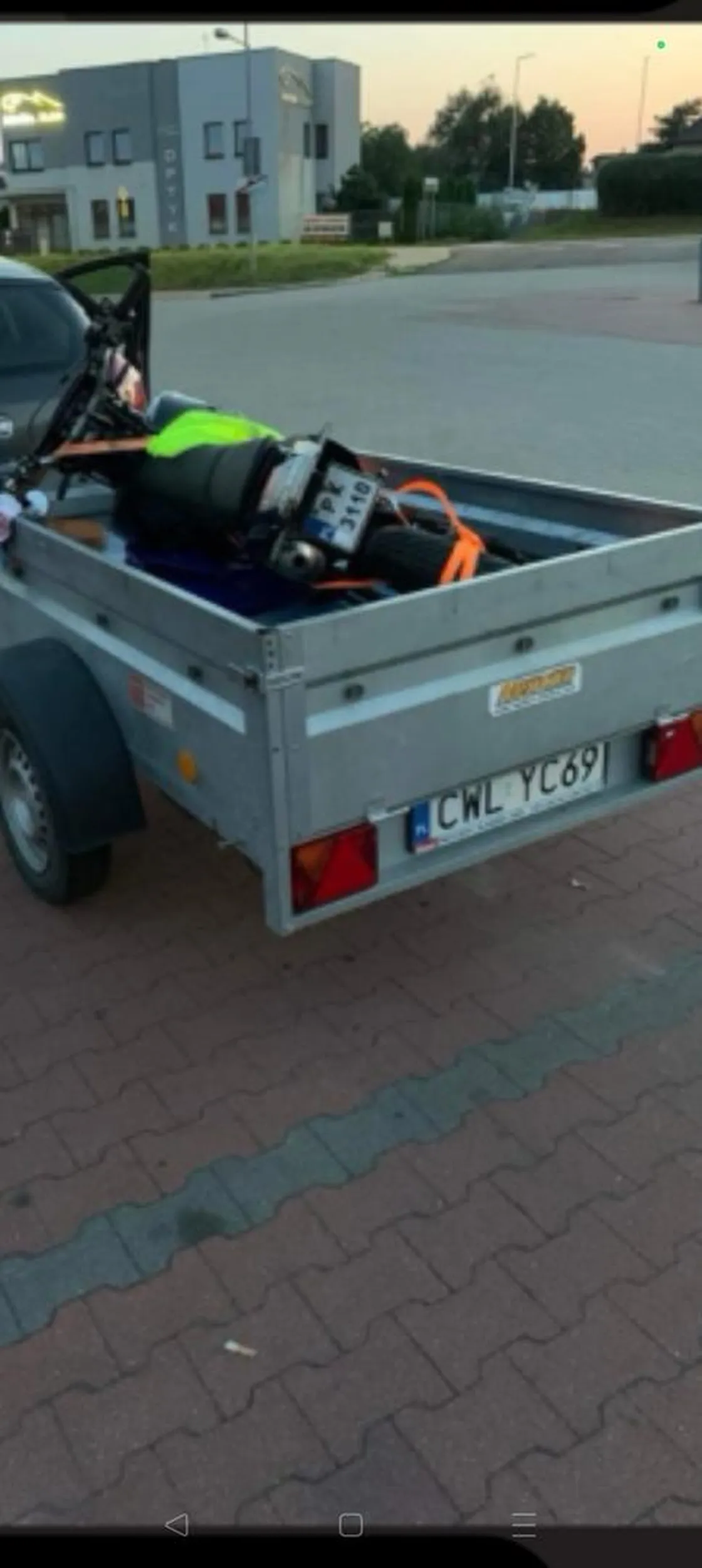 Kolega jeździ od lewej do prawej na drodze publicznej + fajna rejestracja